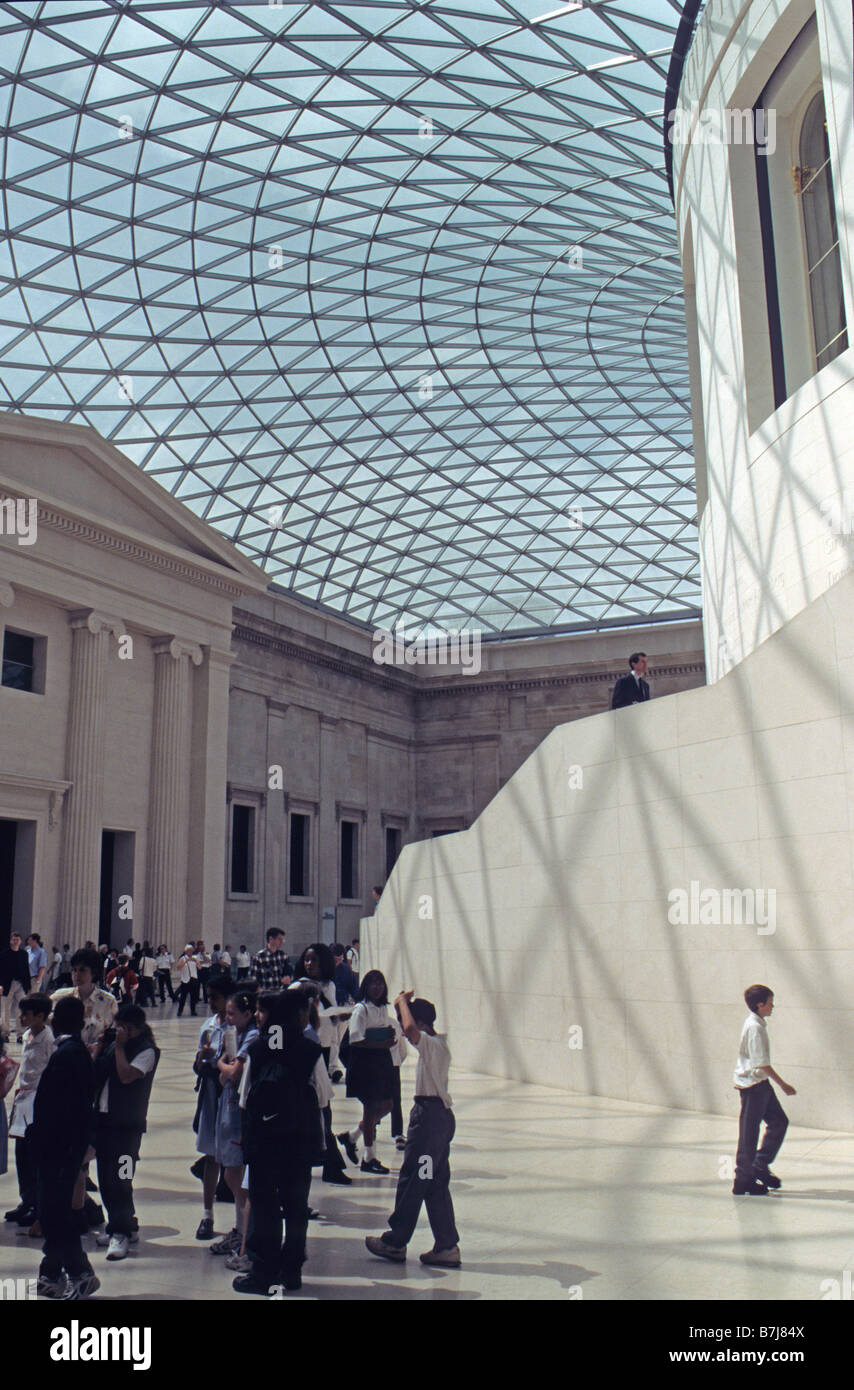 Londra, British Museum, il grande corte, parte del nuovo tetto e la scala. Foto Stock
