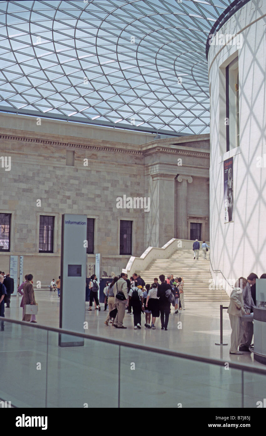 Londra, British Museum, il grande corte, parte del nuovo tetto e la scala. Foto Stock