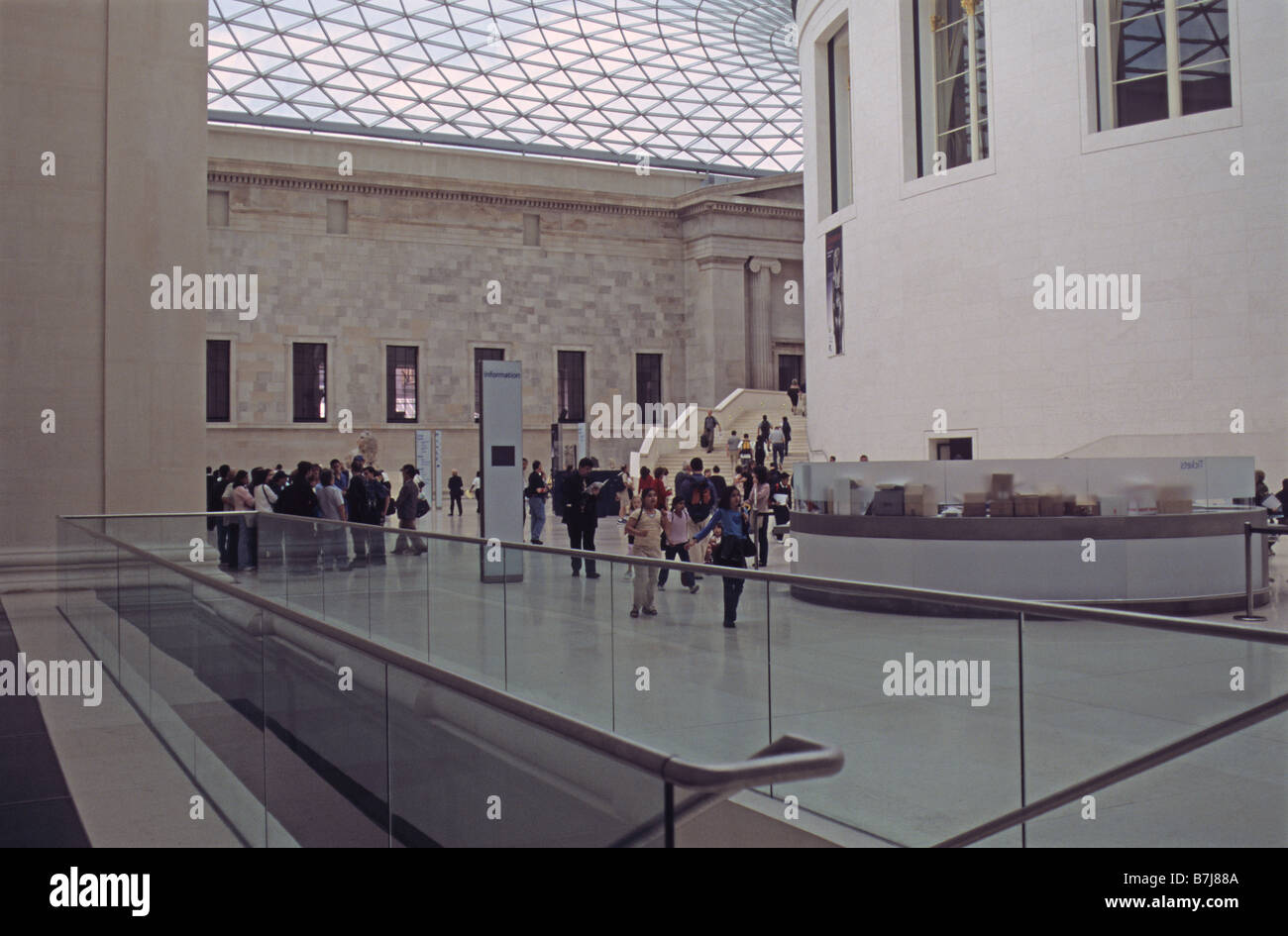 Londra, British Museum, il grande corte, parte del nuovo tetto e la sala lettura. Foto Stock