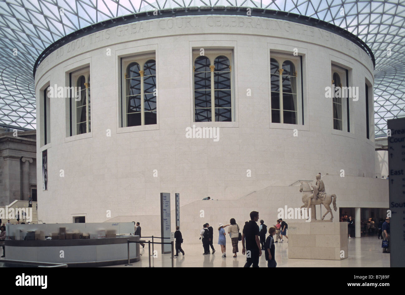 Londra, British Museum, il grande cortile esterno della sala lettura e il nuovo tetto. Foto Stock