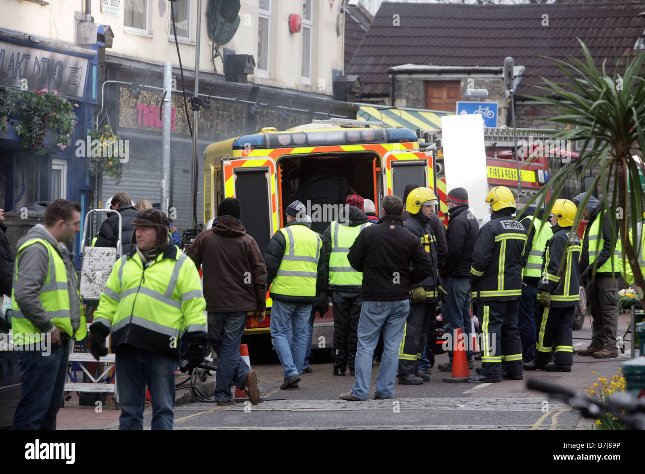 Set di film di serie di dramma della TV Casualty con ambulanze sulle strade di Bristol Foto Stock