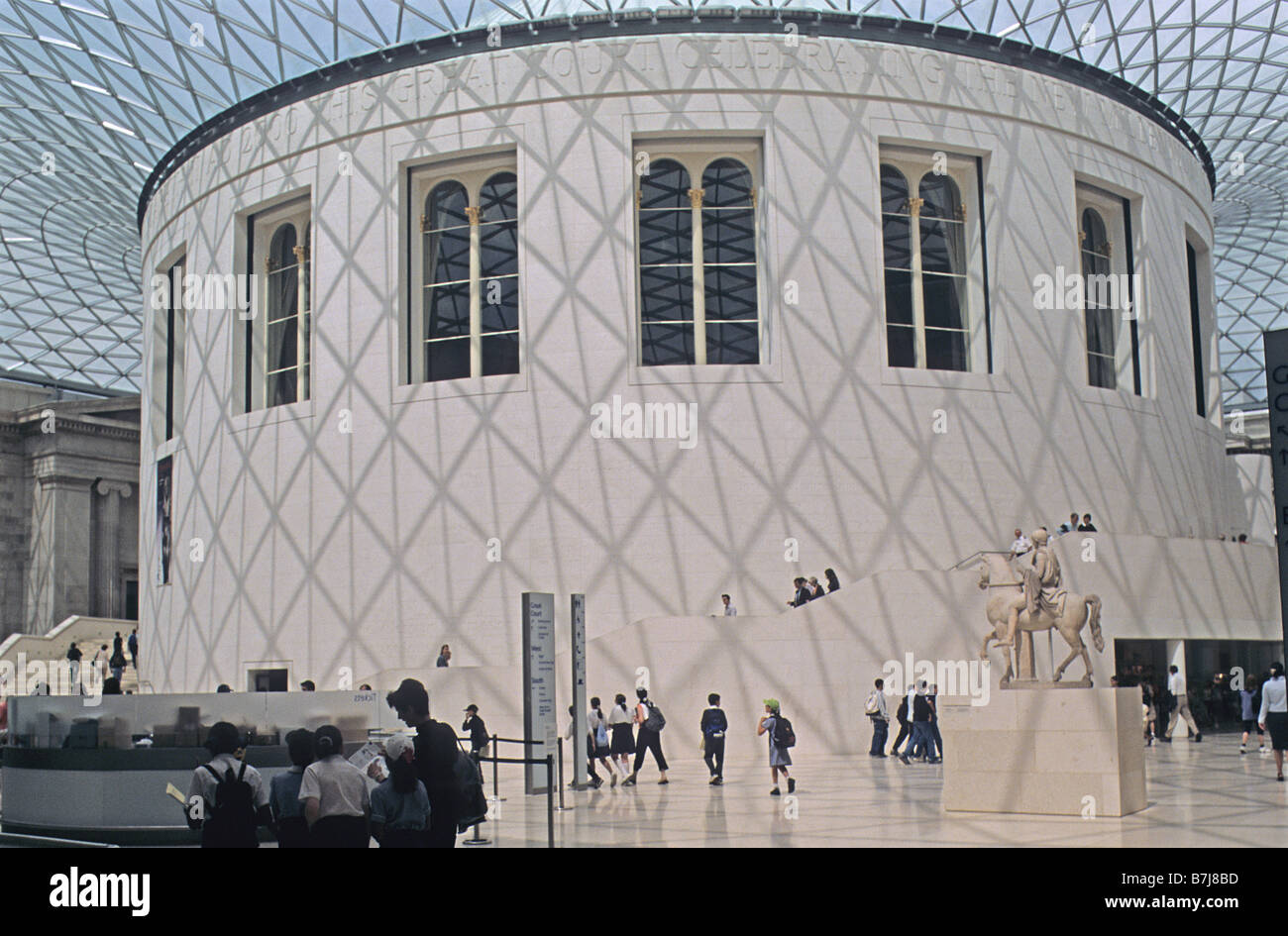 Londra, British Museum, il grande cortile esterno della sala lettura e il nuovo tetto. Foto Stock