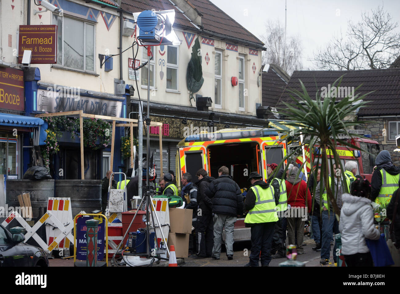 Set di film di serie di dramma della TV Casualty con ambulanze sulle strade di Bristol Foto Stock
