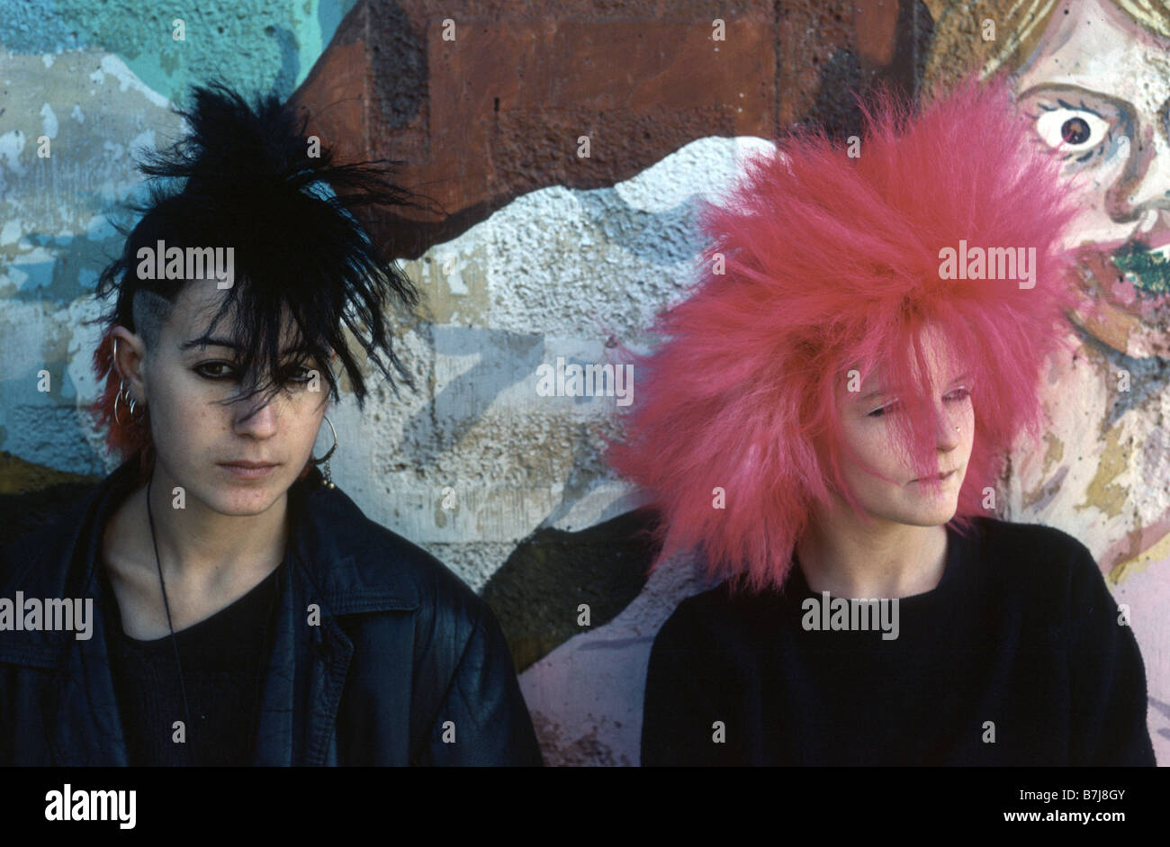 Due ragazze punk indossando i capelli acuminati Foto Stock
