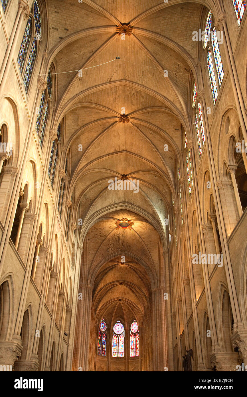 Navata della cattedrale di Notre Dame e PARIS Foto Stock