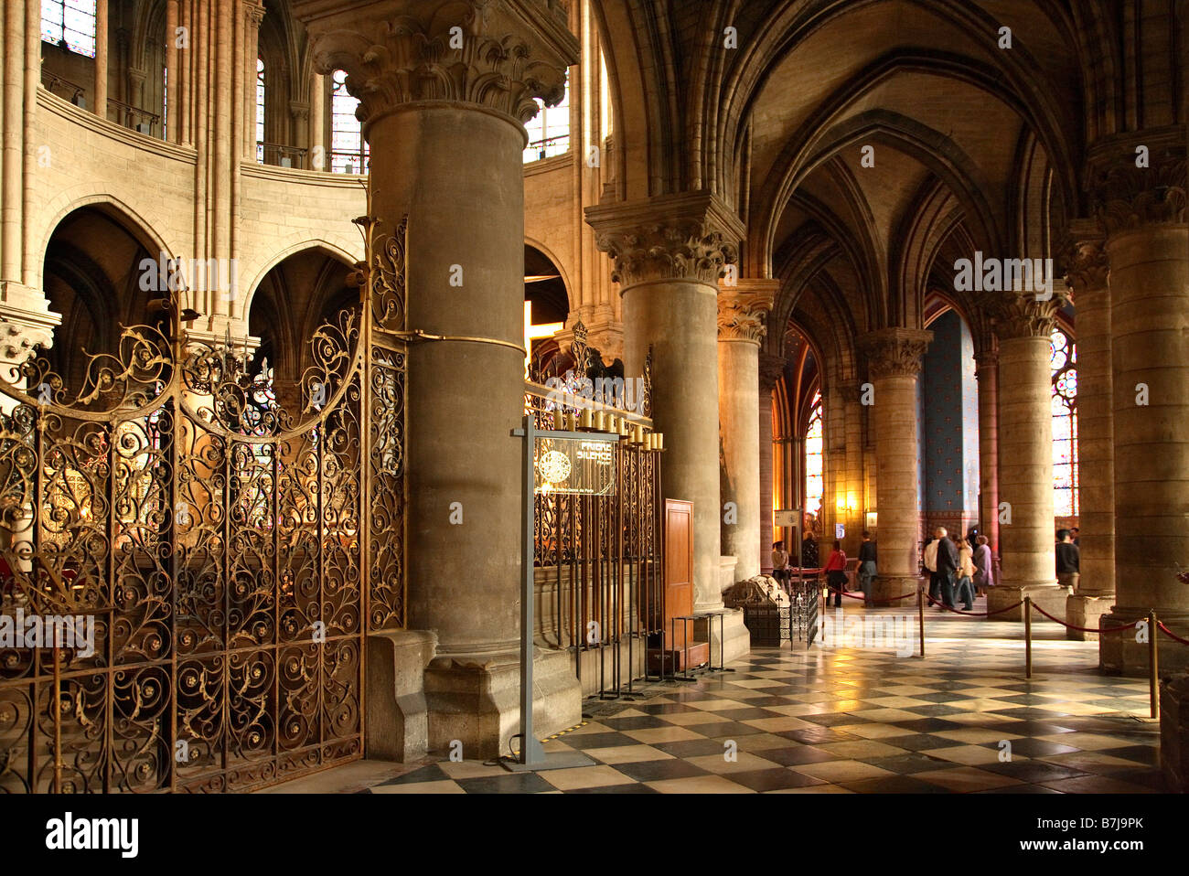 Interno della cattedrale di Notre Dame Parigi Foto Stock