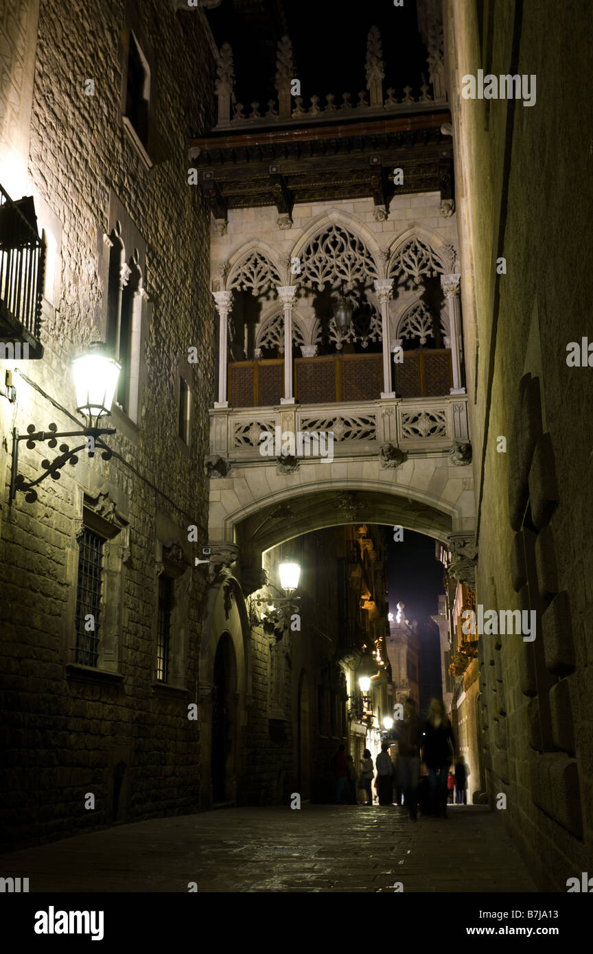 Vista notturna del ponte dei sospiri sulla Carrer del Bisbe nel quartiere Gotico di Barcellona Foto Stock