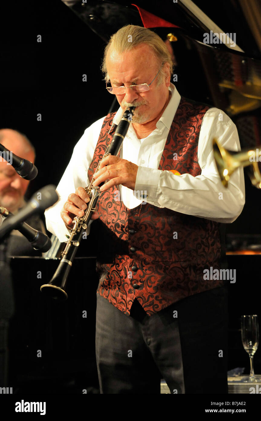 La leggenda del jazz Acker Bilk sul suo ottantesimo compleanno celebra con un concerto a Southamptons Concorde Club Foto Stock