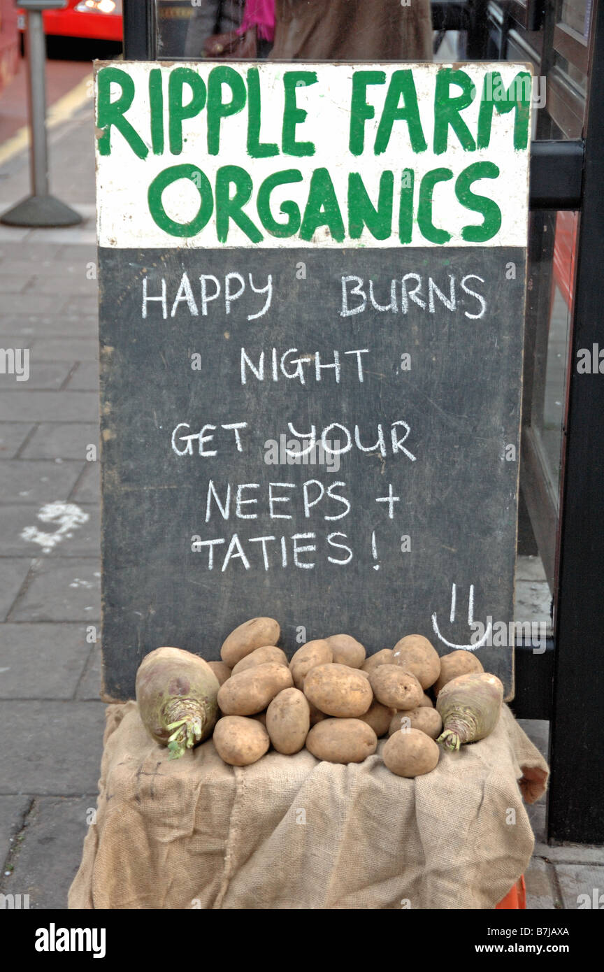 E Neeps Tatties in vendita al di fuori di Stoke Newington Farmers Market, Stoke Newington Church Street, Hackney, Londra, Inghilterra, Regno Unito Foto Stock