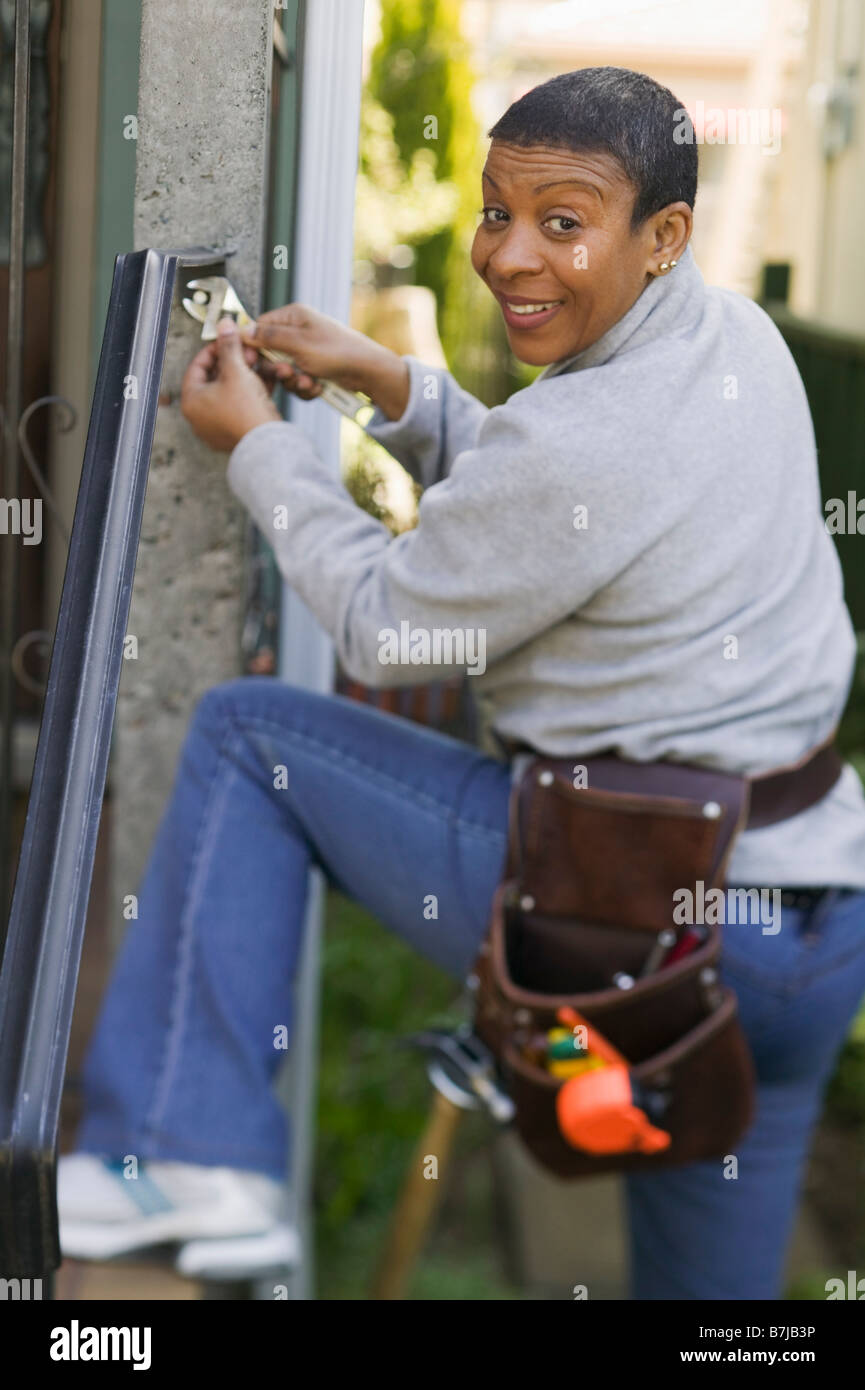 African American donna facendo home improvement, Vancouver, BC Foto Stock