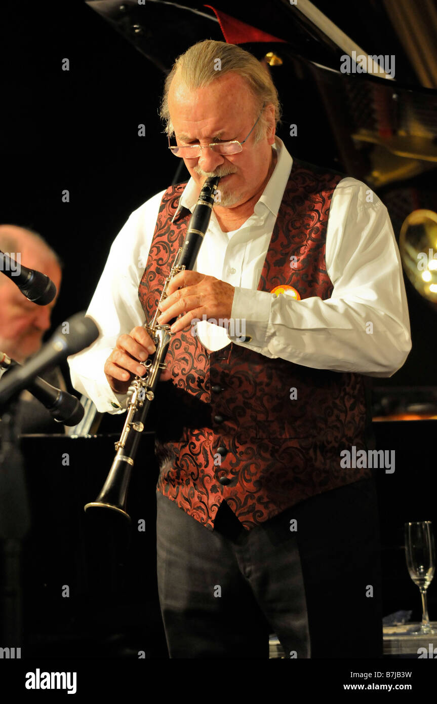 La leggenda del jazz Acker Bilk sul suo ottantesimo compleanno celebra con un concerto a Southamptons Concorde Club Foto Stock
