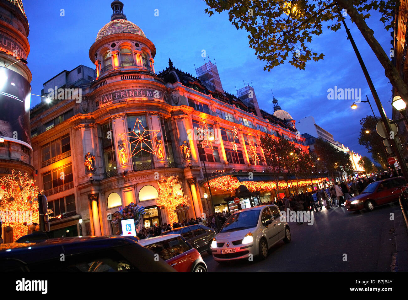 Parigi FRANCIA PRINTEMPS department store in boulevard HAUSSMANN DURANTE LA NOTTE DI NATALE Foto Stock