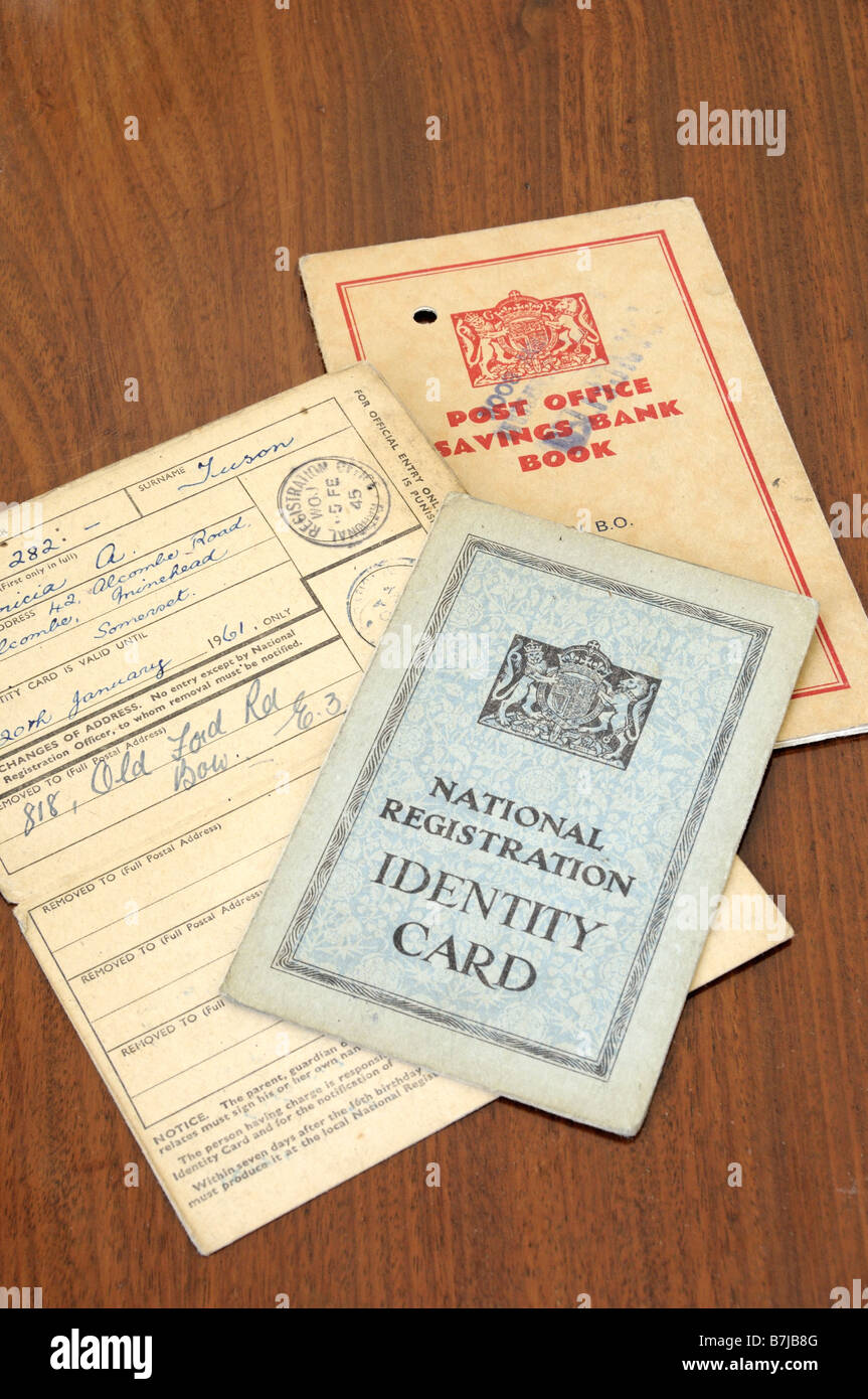 Seconda Guerra Mondiale nazionale britannico di Registrazione delle carte di identità con Post Office savings bank prenota Foto Stock