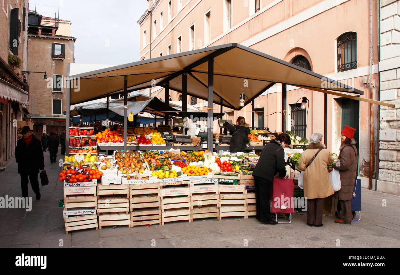 La frutta e la verdura in stallo, Venezia, Italia Foto Stock