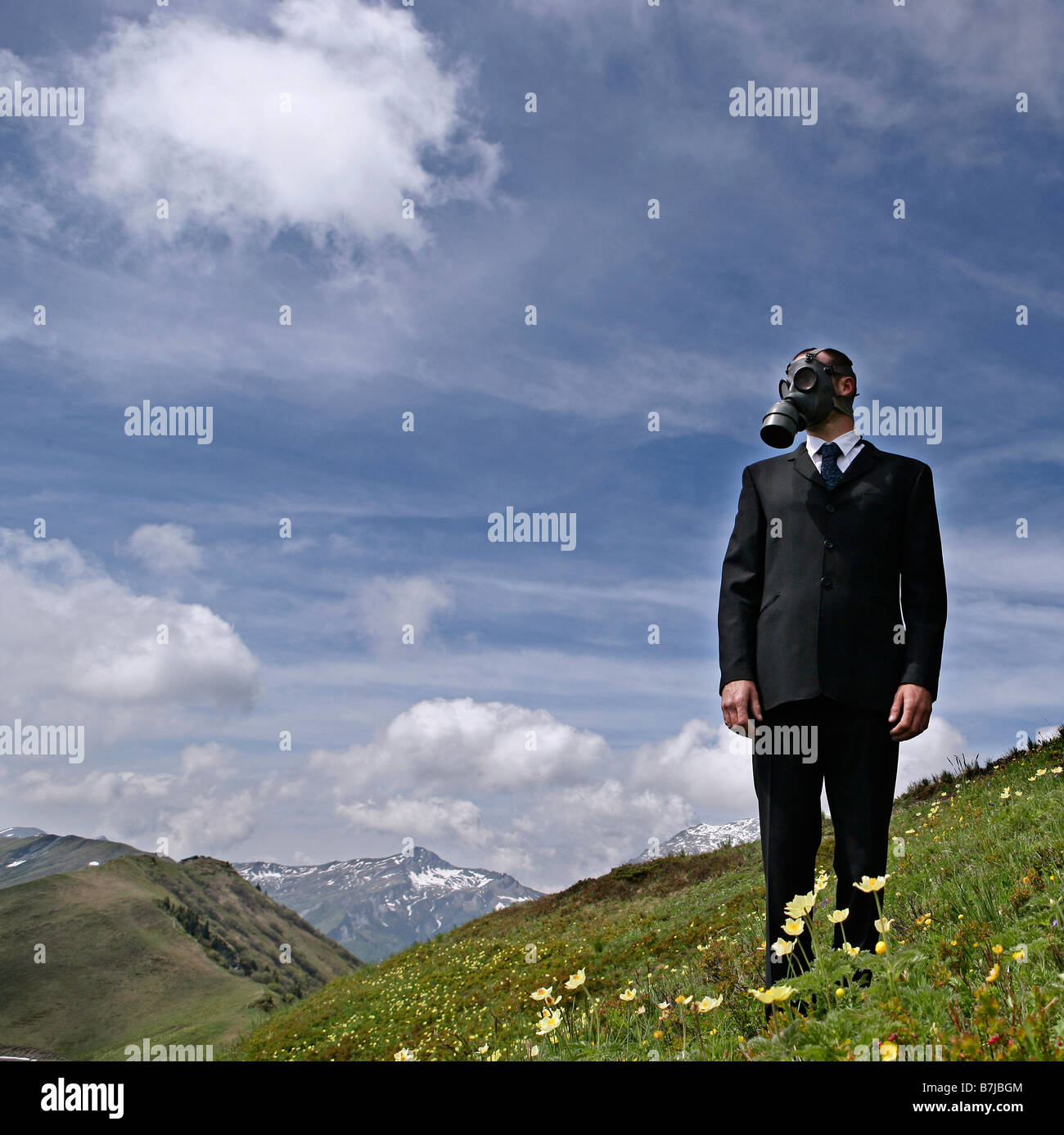 Uomo che indossa una maschera a gas e tuta in natura Foto Stock