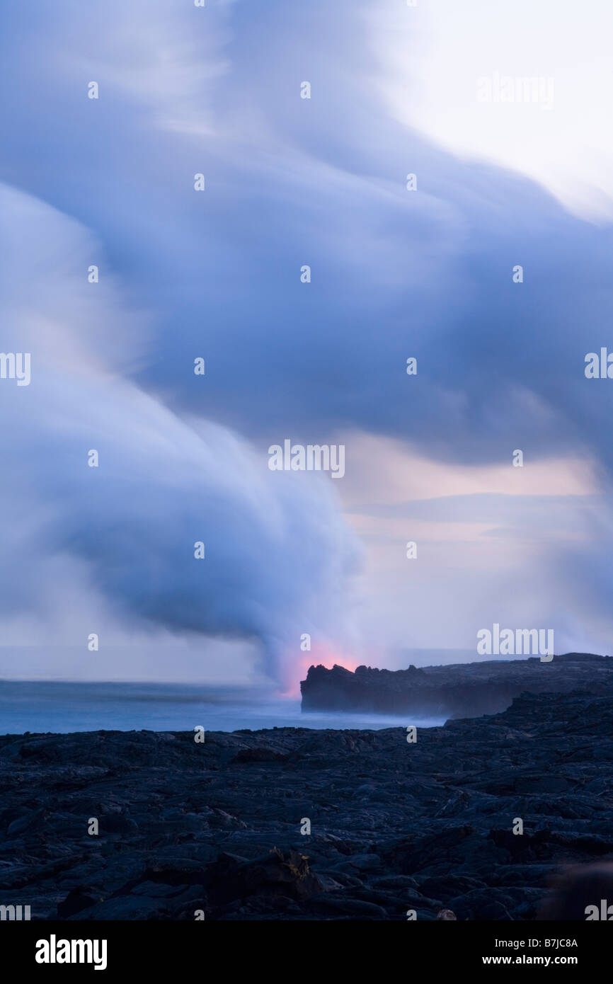 Nuvole di vapore creato come lava fusa incontra il mare Parco Nazionale dei Vulcani delle Hawaii Big Island delle Hawaii USA Foto Stock