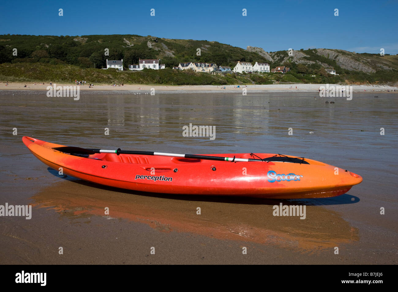 Canoe sulla spiaggia di Horton vicino a Port Eynon nella Penisola di Gower Galles Foto Stock