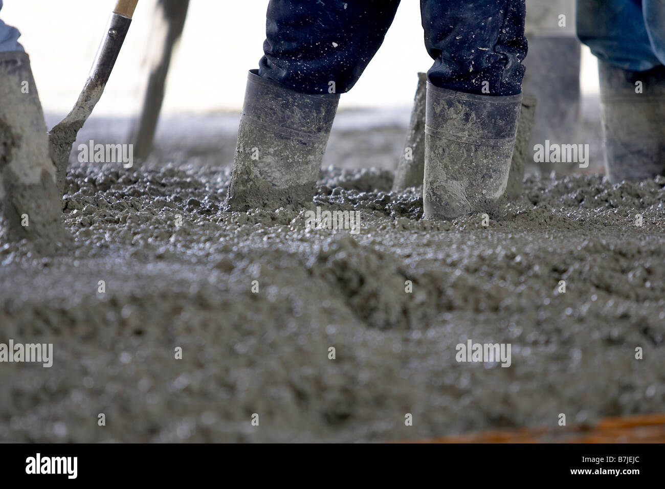 Dettaglio dei lavoratori indossare stivali di gomma in cemento; Canada Ontario, Hamilton(Compostaggio) Foto Stock