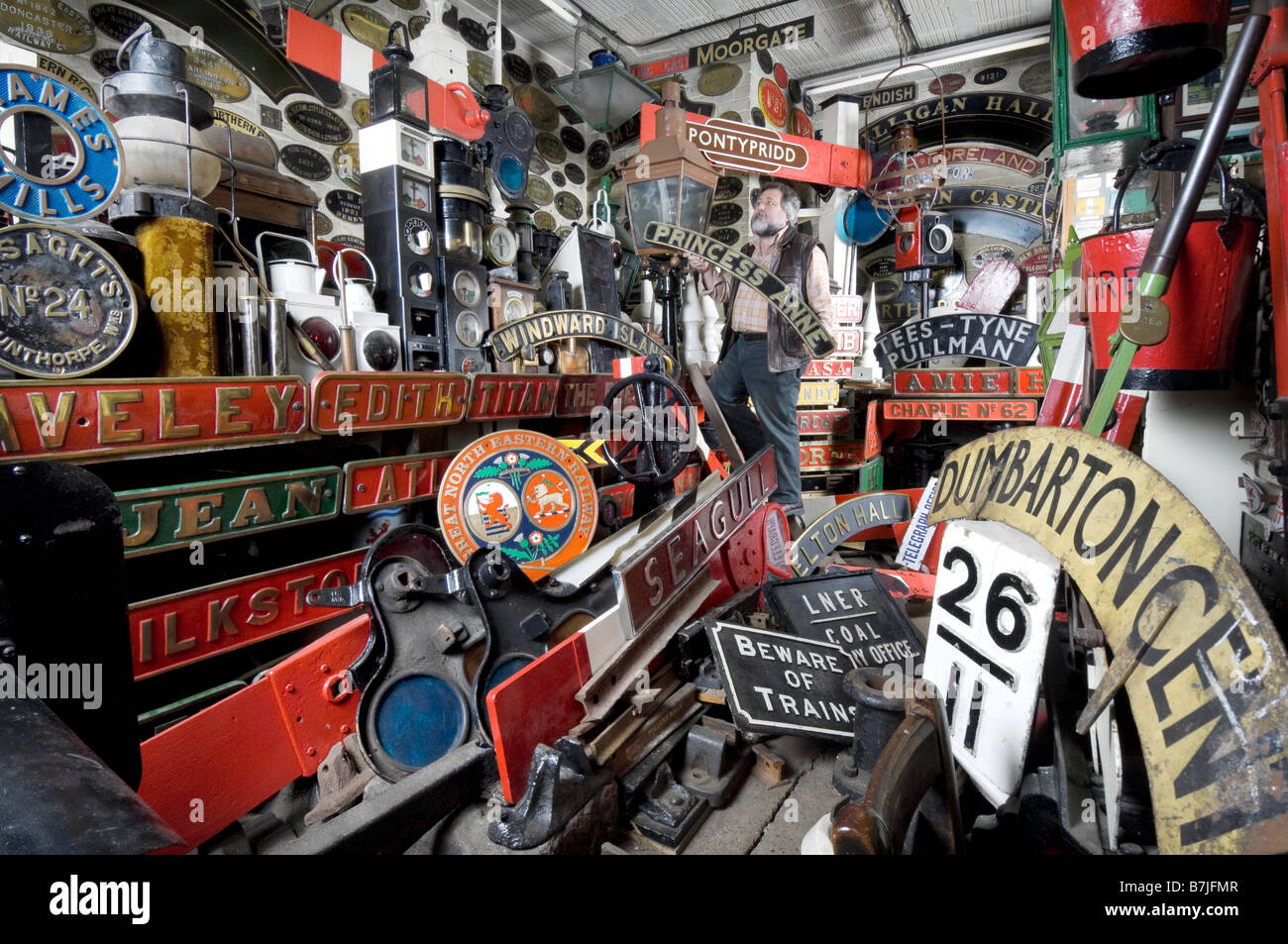 Doncaster Grammar School Museo Ferroviario curatore Pete Sargieson organizza locomotiva a vapore targhe. Foto Stock