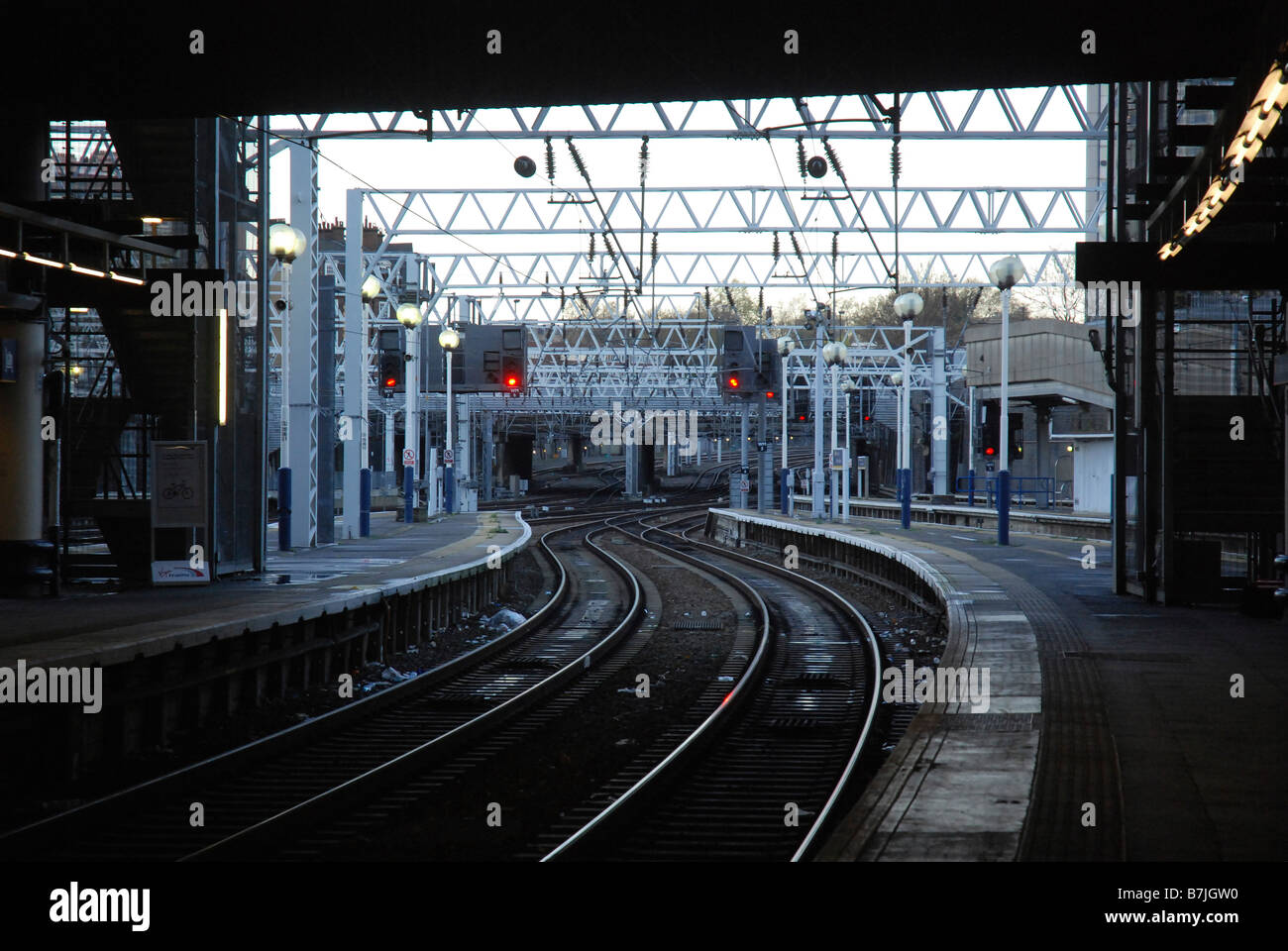 La stazione di Euston platform fine traccia vuota il movimento serpeggiante via sotto i fili Foto Stock