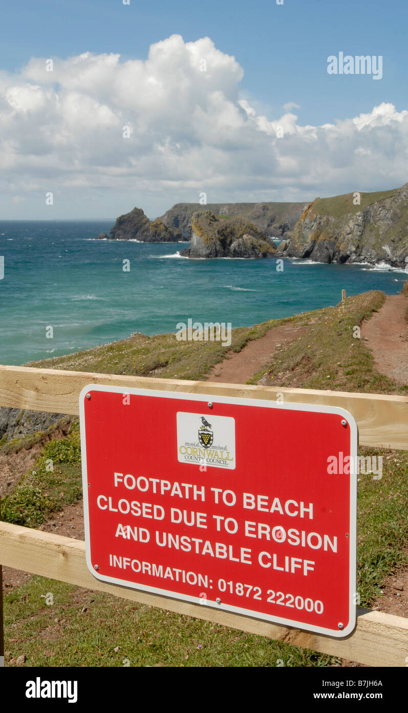 La penisola di Lizard, Cornwall, Inghilterra. Parte del sentiero è chiuso a causa di erosione. Foto Stock