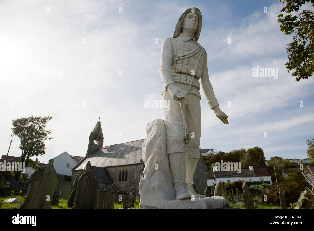 La chiesa in Port Eynon con memorial statua della scialuppa di salvataggio crewman Foto Stock