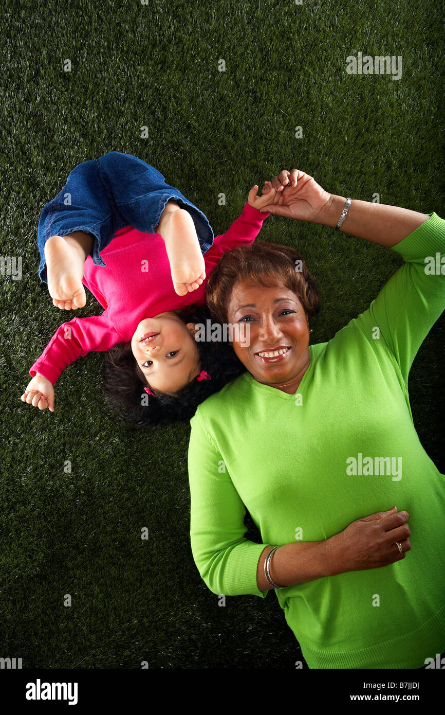 African-Canadian donna con grand-figlia; Canada, Alberta Foto Stock