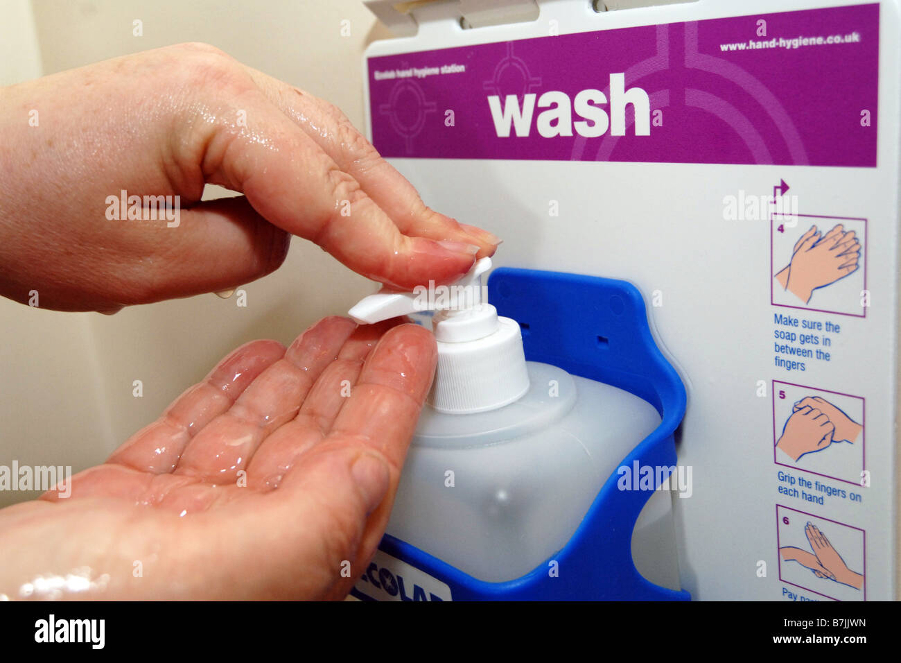 Una chiusura di un infermiere lavando le mani in ospedale, Yorkshire Foto Stock