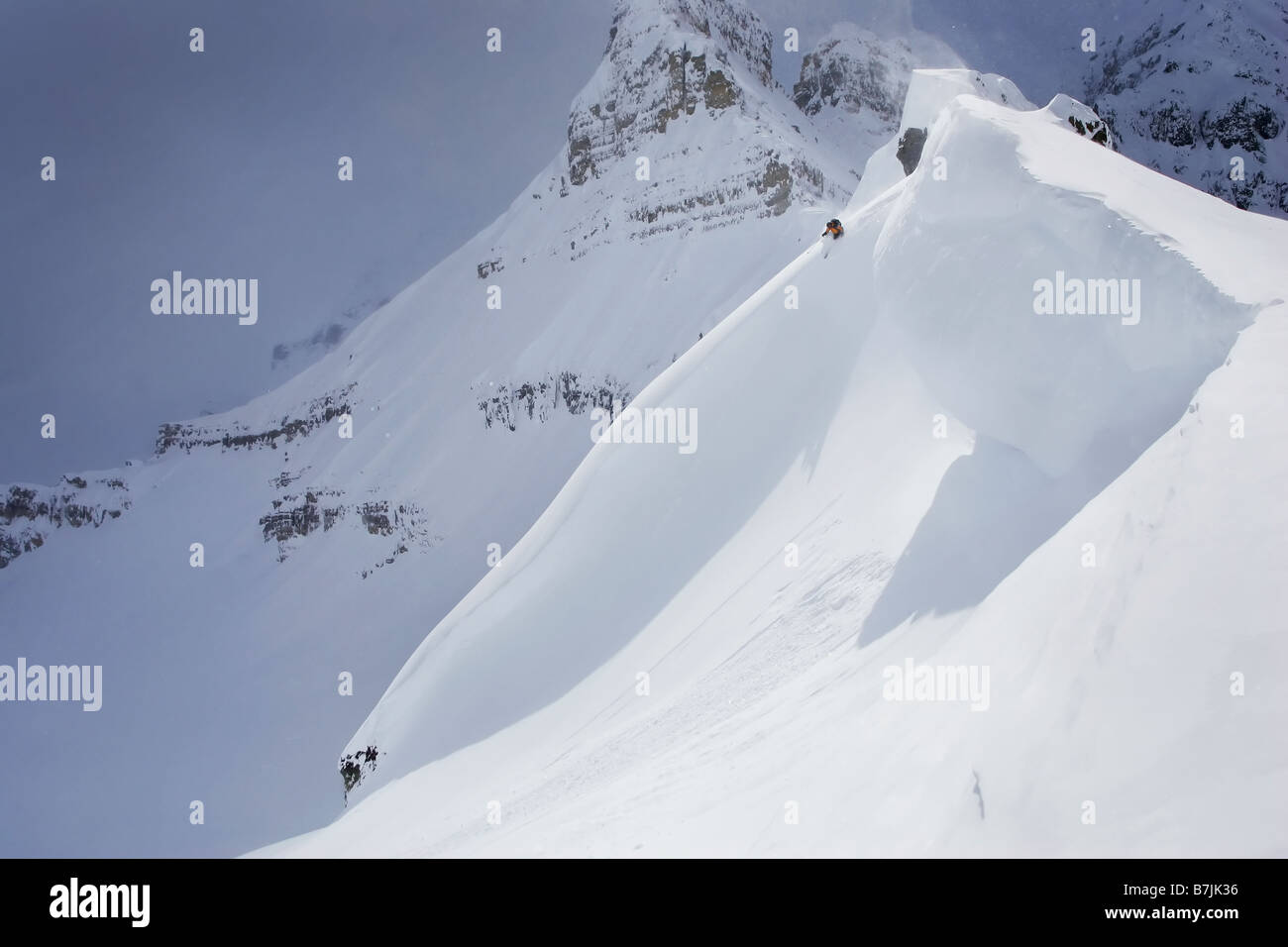 Sciatore sulla cresta della grande discesa, sopraffatte dalla montagna; Canada, British Columbia, ghiacciaio Lodge Foto Stock