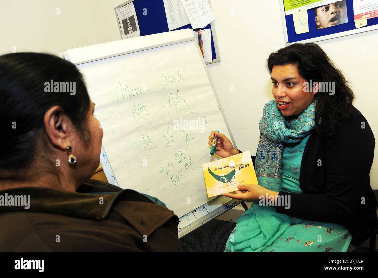 Un consigliere di NHS consiglia un paziente su malattie congenite Bradford West Yorkshire Foto Stock