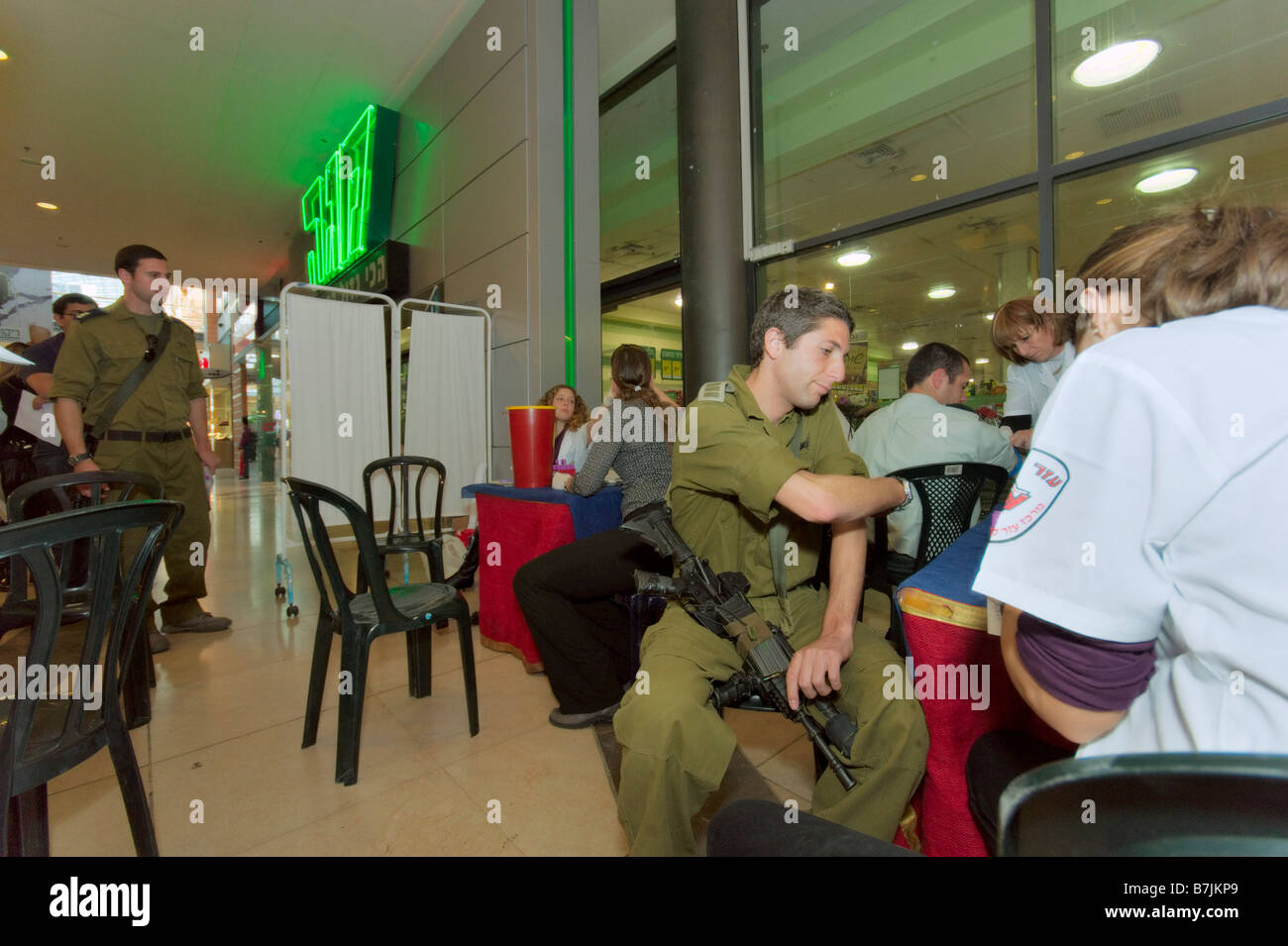 Soldato israeliano dona il sangue durante la fase di midollo osseo drive, Gennaio 2009 Foto Stock