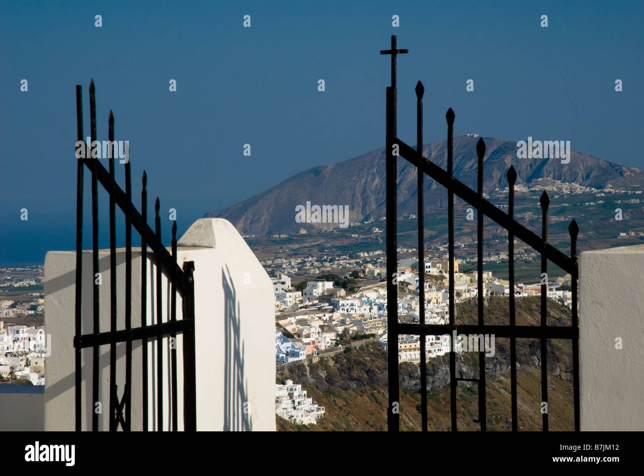 Grecia SANTORINI, Imerovigli. Vista attraverso le porte della chiesa su una scogliera, villaggio di Imerovigli. Foto Stock