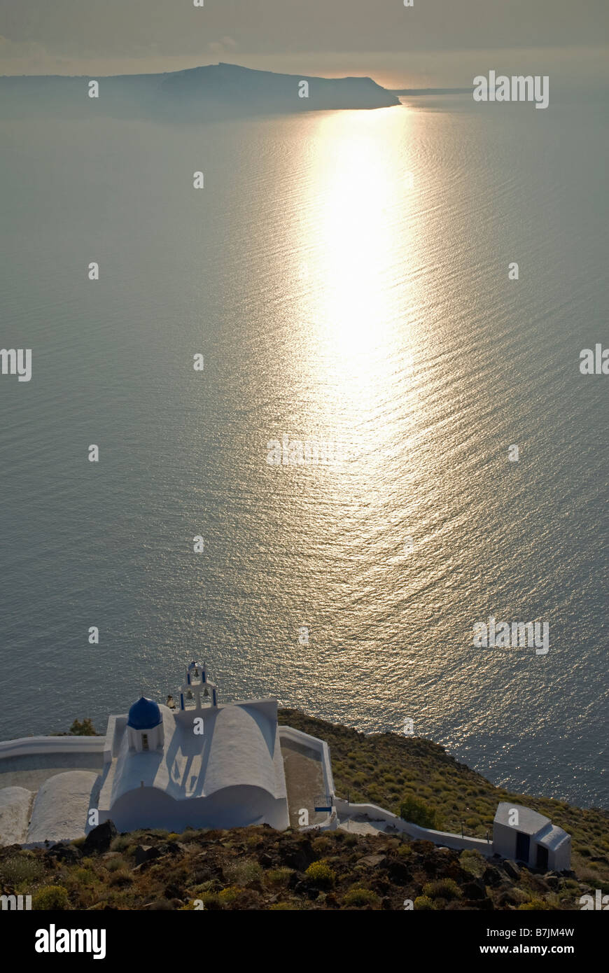 Grecia Santorini Imerovigli Skaros cappella si trova sopra il mare su una promontary sotto la città di Imerovigli Foto Stock
