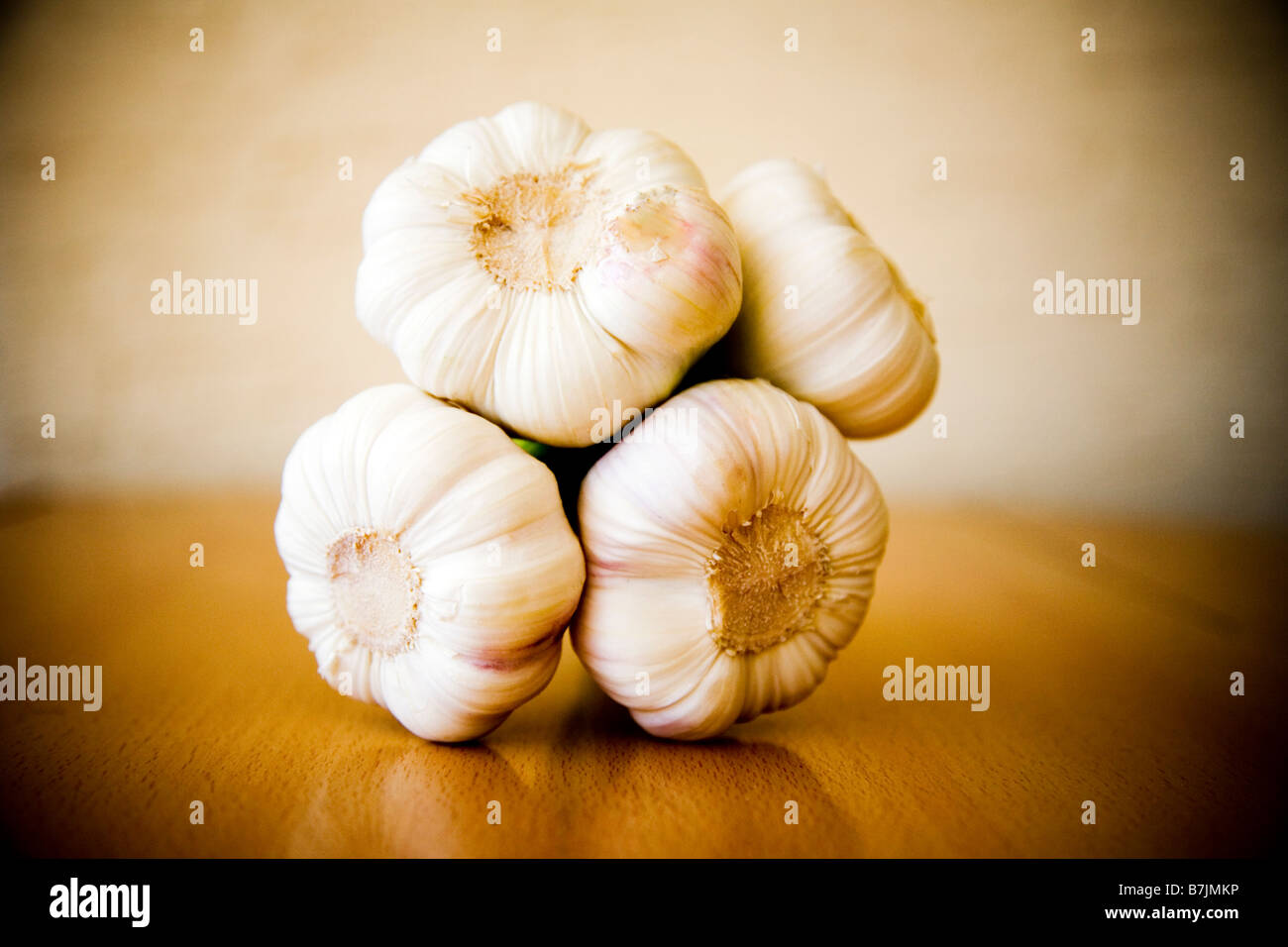 Mazzetto di aglio su un tavolo Foto Stock