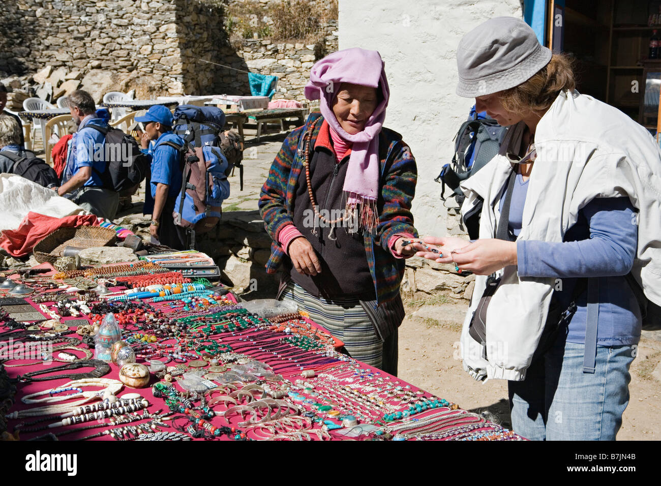 Sherpa ornamenti per la vendita sul modo in villaggio Kyangjuma Solokhumbu in Nepal Foto Stock