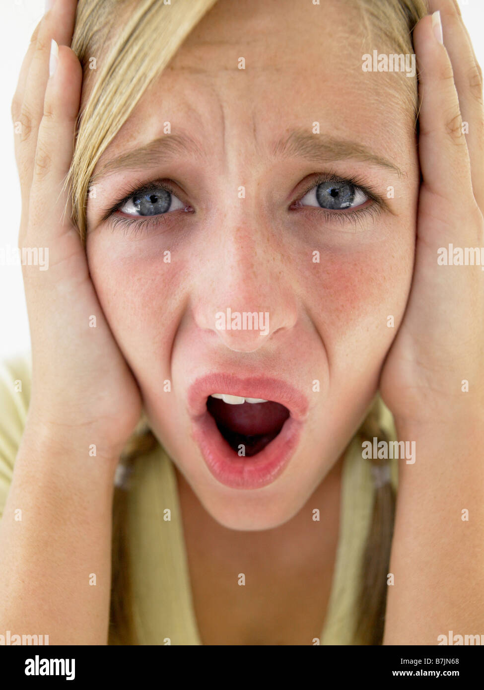 Ritratto di ragazza adolescente urlando Foto Stock