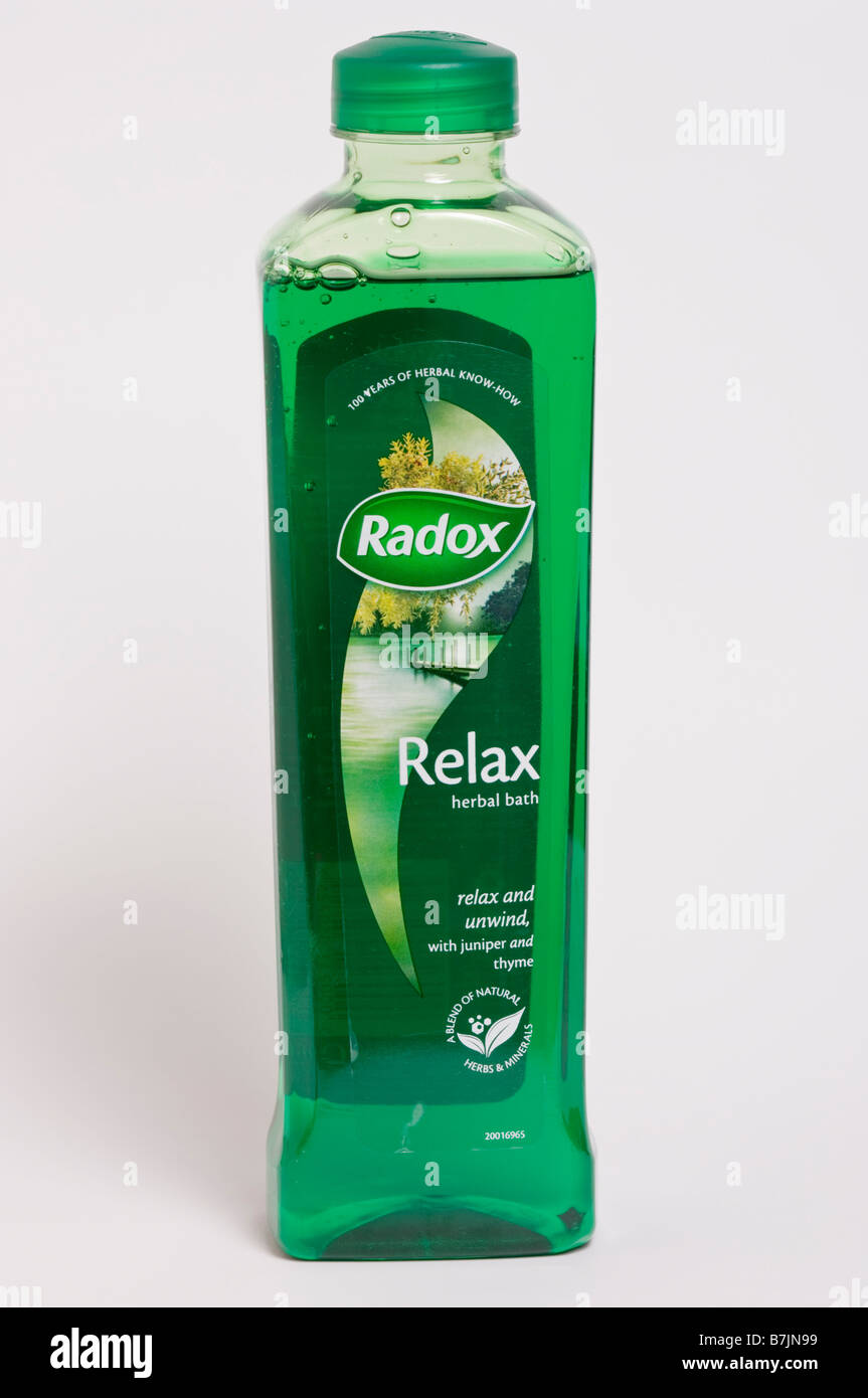 Una bottiglia di plastica di Radox bagno alle erbe bagno di bolle per la balneazione shot su sfondo bianco Foto Stock