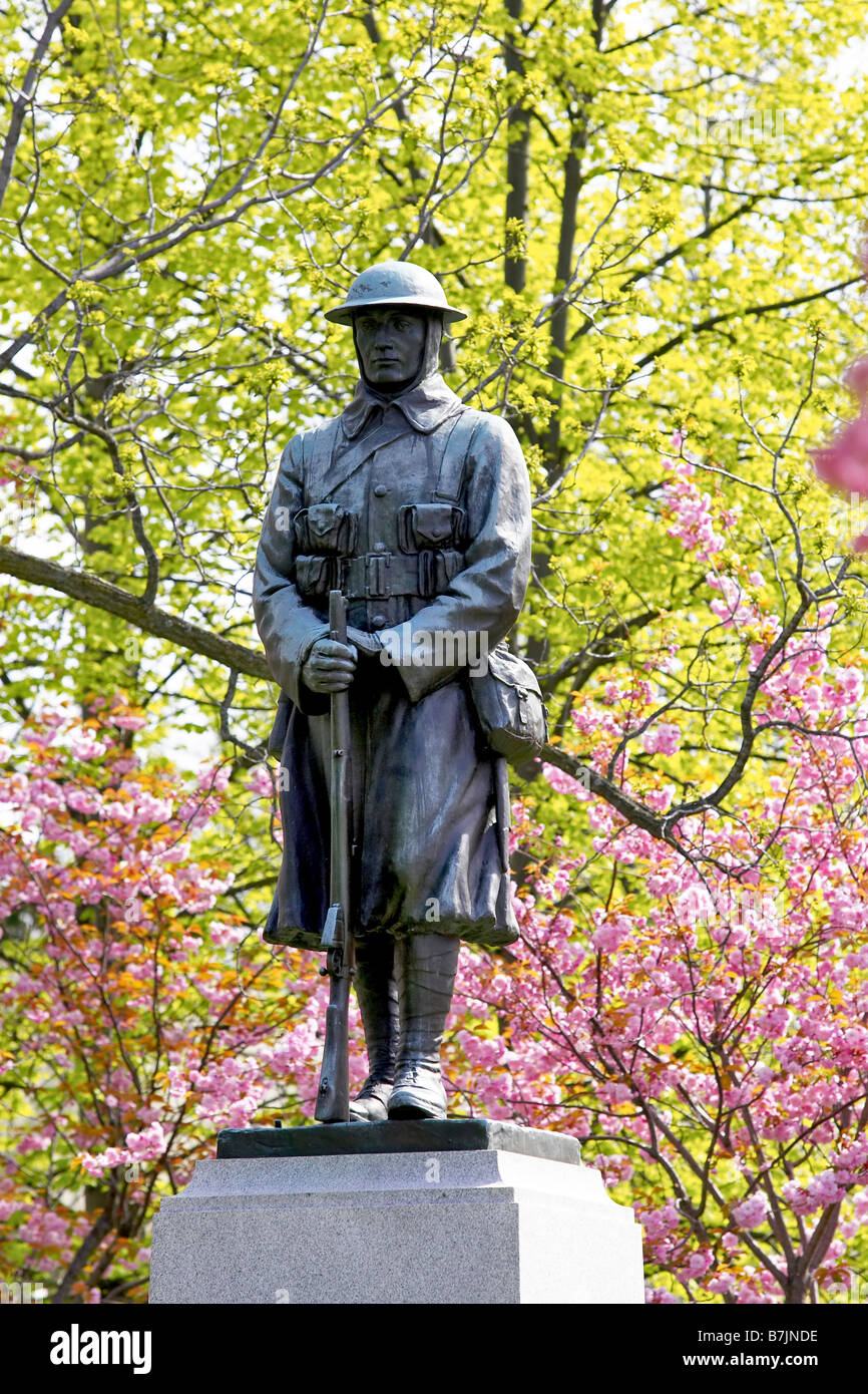 Statua commemorativa circondato da alberi di ciliegio in fiore, Canada Ontario Foto Stock