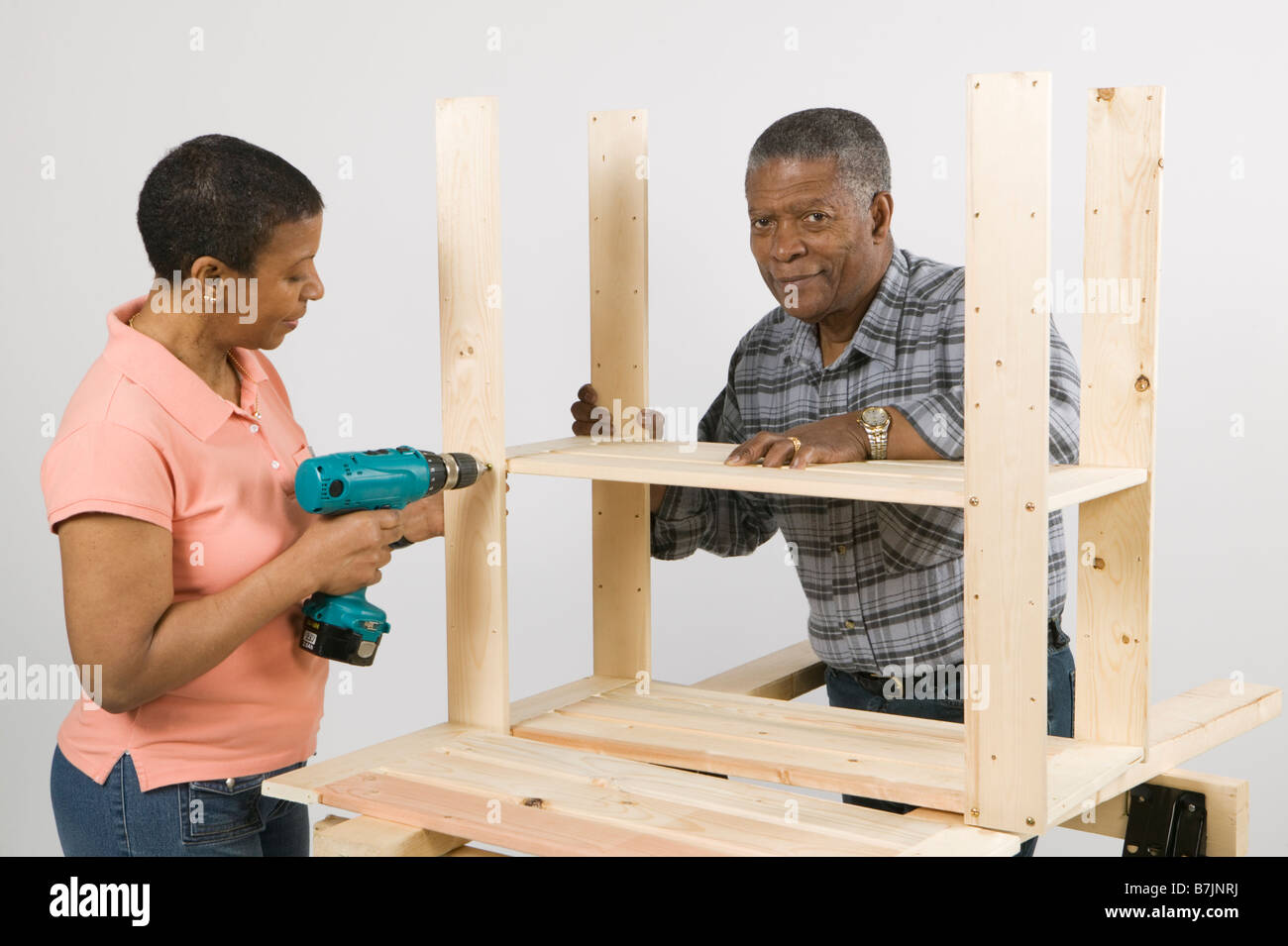 African American giovane facendo Home Improvement, il montaggio di una scaffalatura, Canada Columbia Britannica Foto Stock