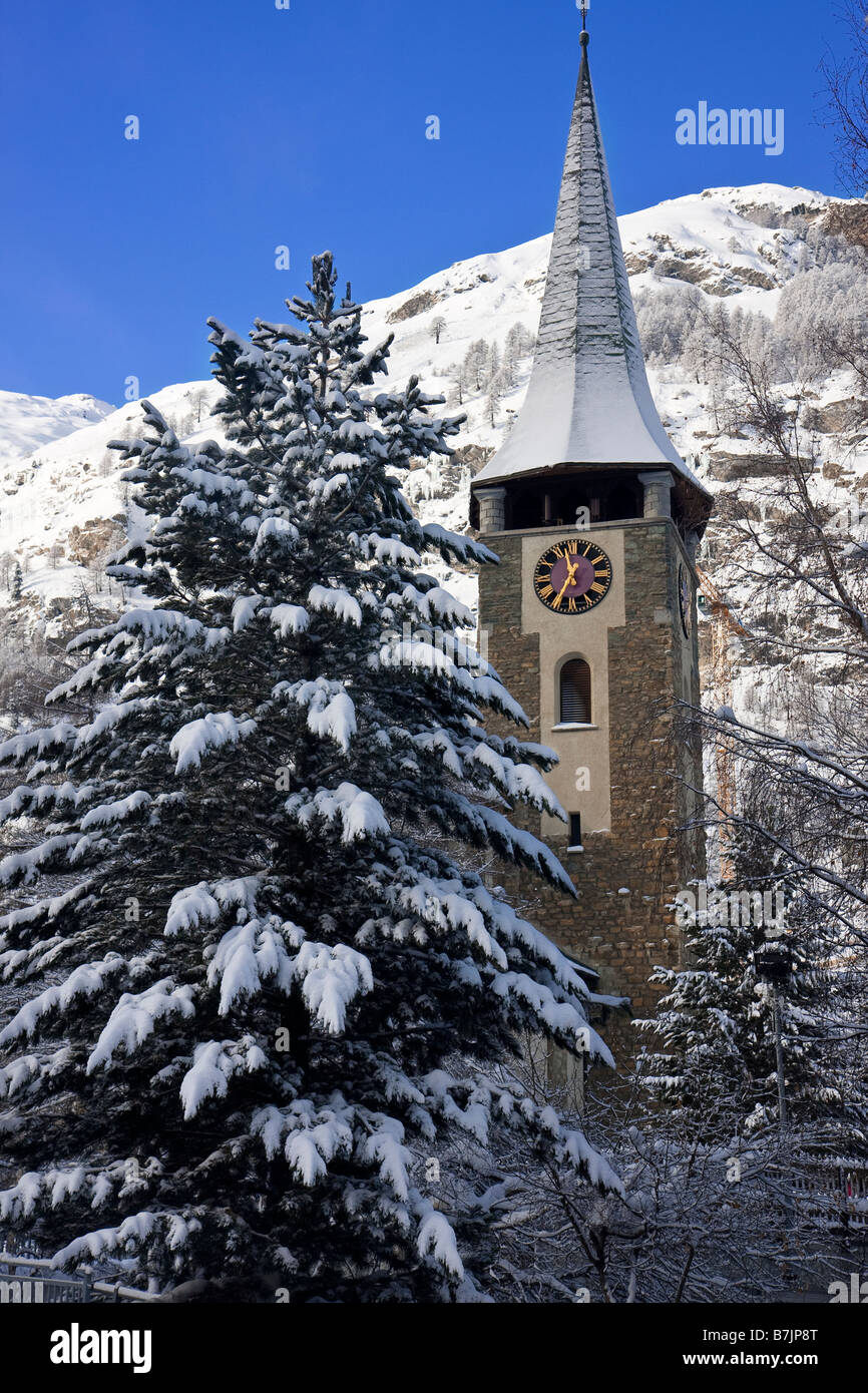 Il campanile della chiesa di Zermatt in Svizzera Foto Stock
