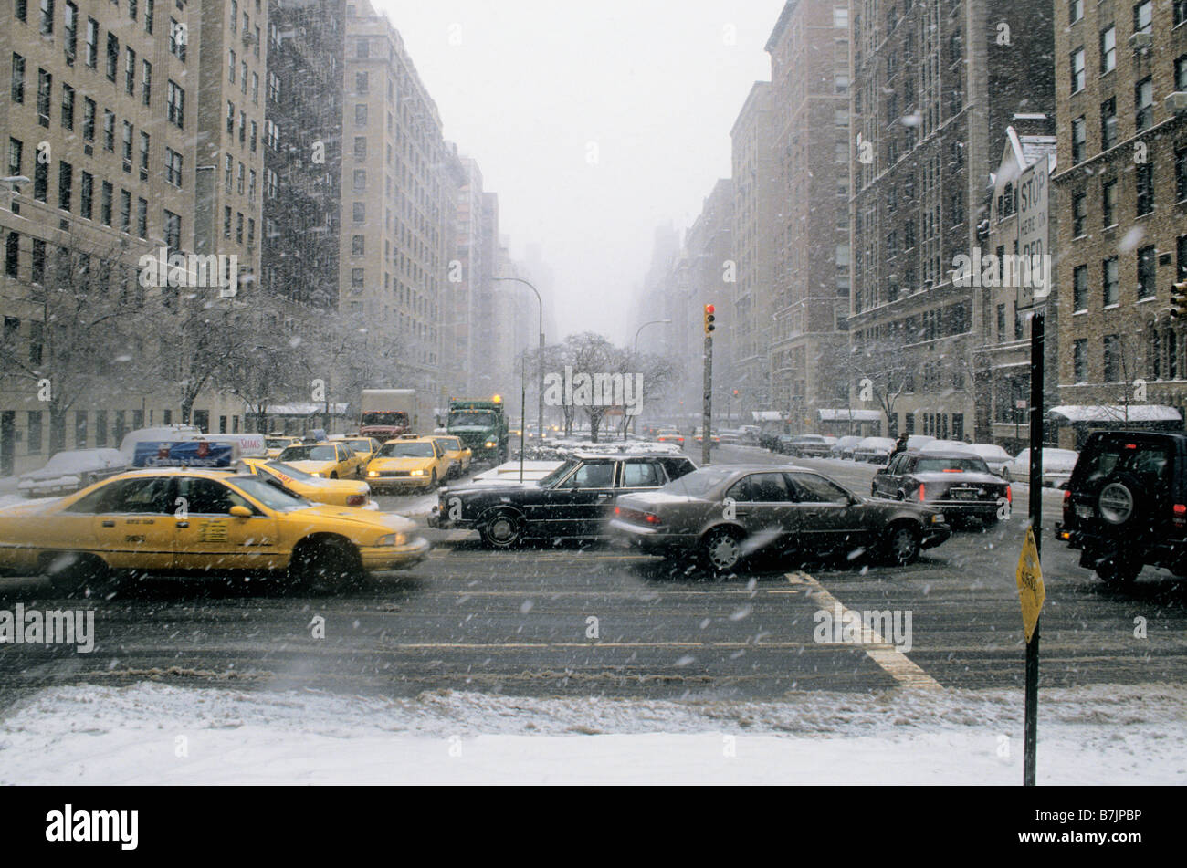 New York City 79th Street e Park Avenue Street corner. Congestione del traffico durante una tempesta di neve. Upper East Side di Manhattan Foto Stock
