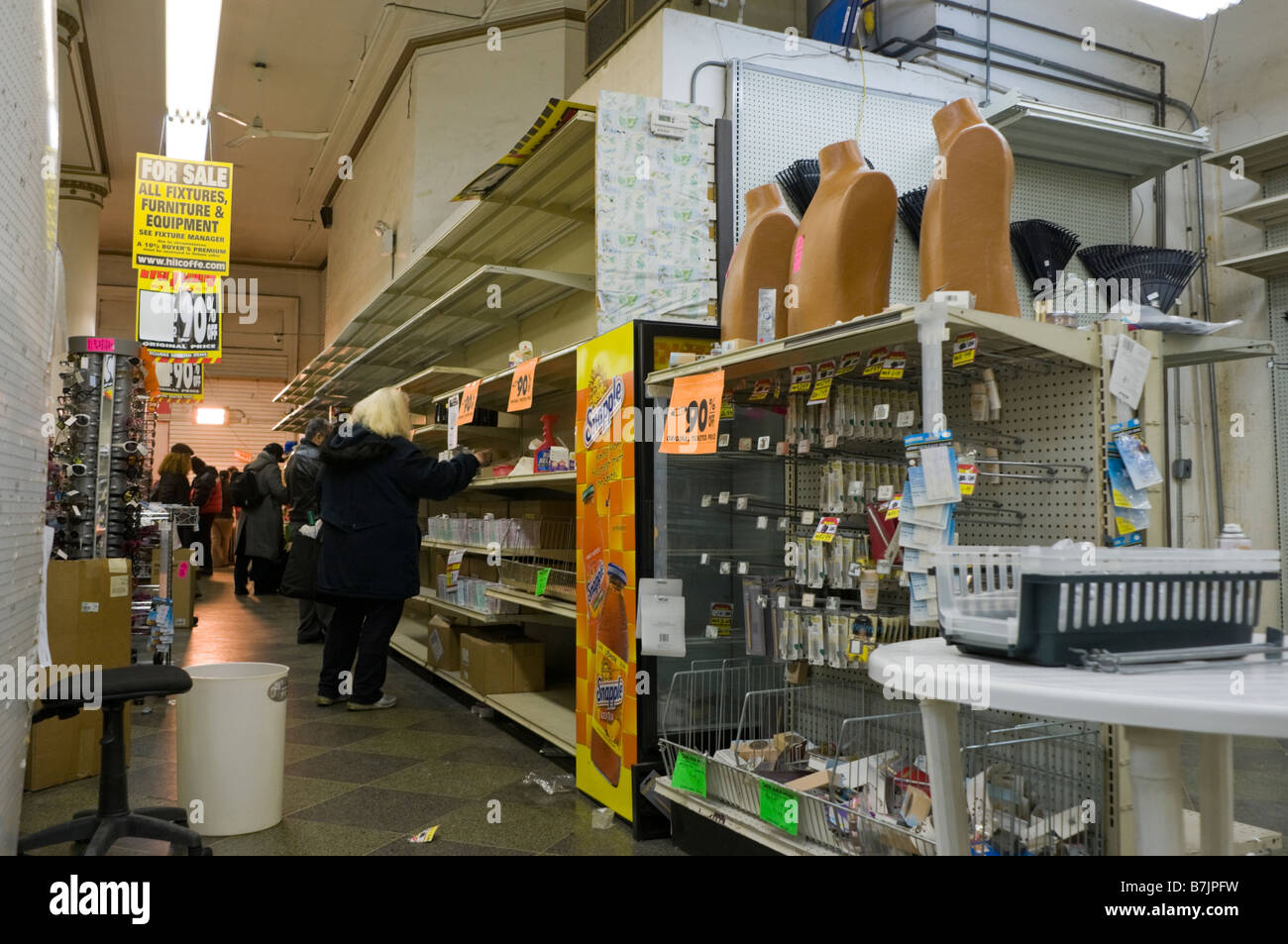 La maggior parte delle merci sono passati da ripiani come commercio all'ingrosso liquidatori tenta di vendere gli apparecchi nel loro negozio. Foto Stock