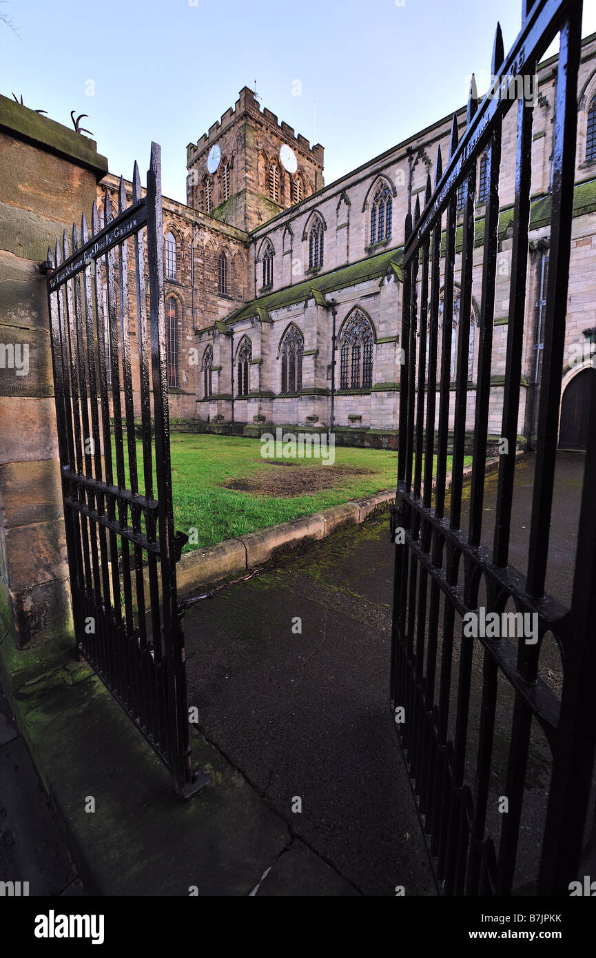 Gateway aperto che conduce a Hexham Abbey Foto Stock