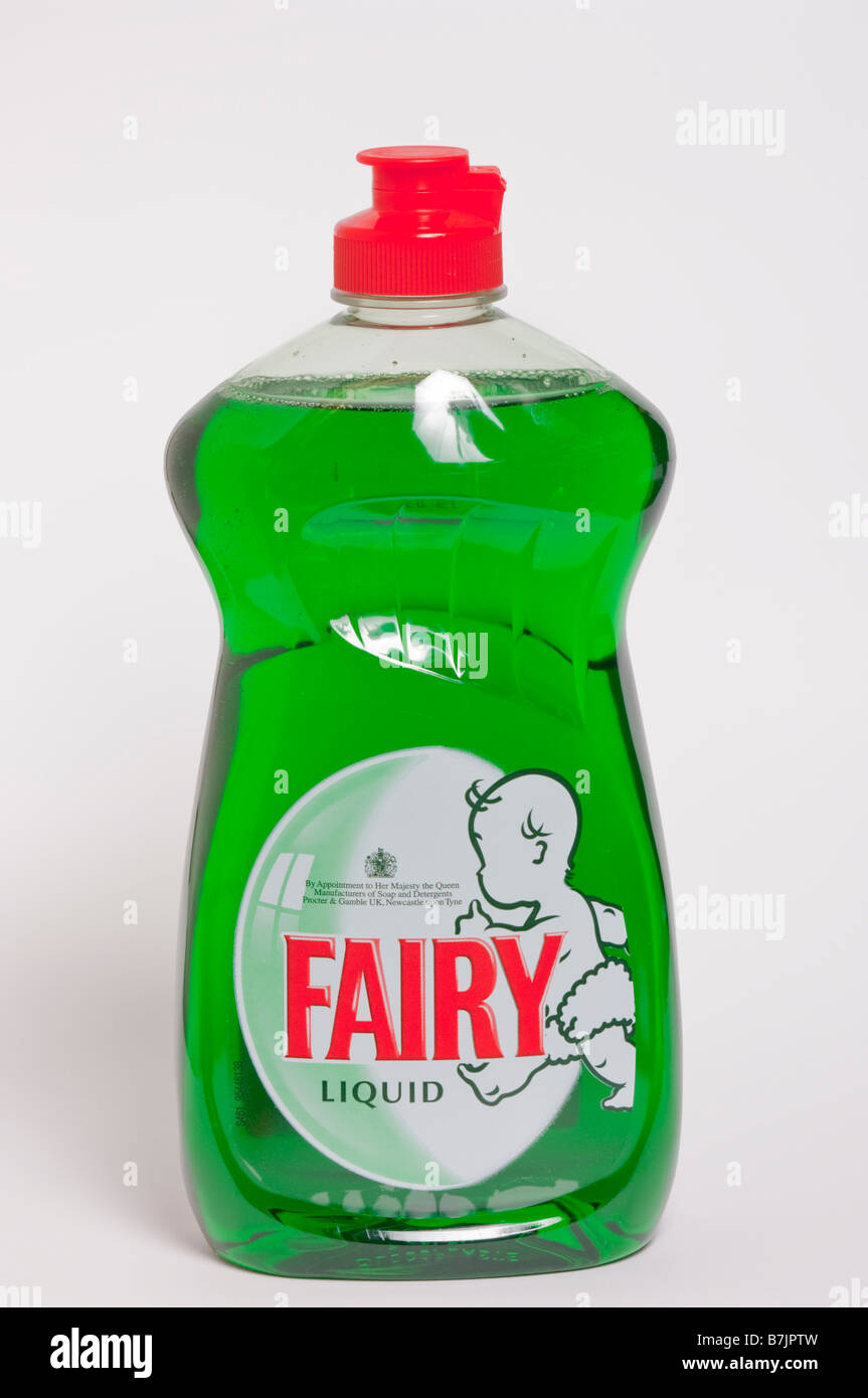 Una bottiglia di plastica di Fairy originale liquido detersivo liquido shot su sfondo bianco Foto Stock