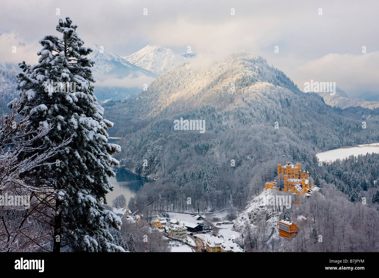 Il Castello di Hohenschwangau in montagne coperte di neve della Baviera Germania Foto Stock