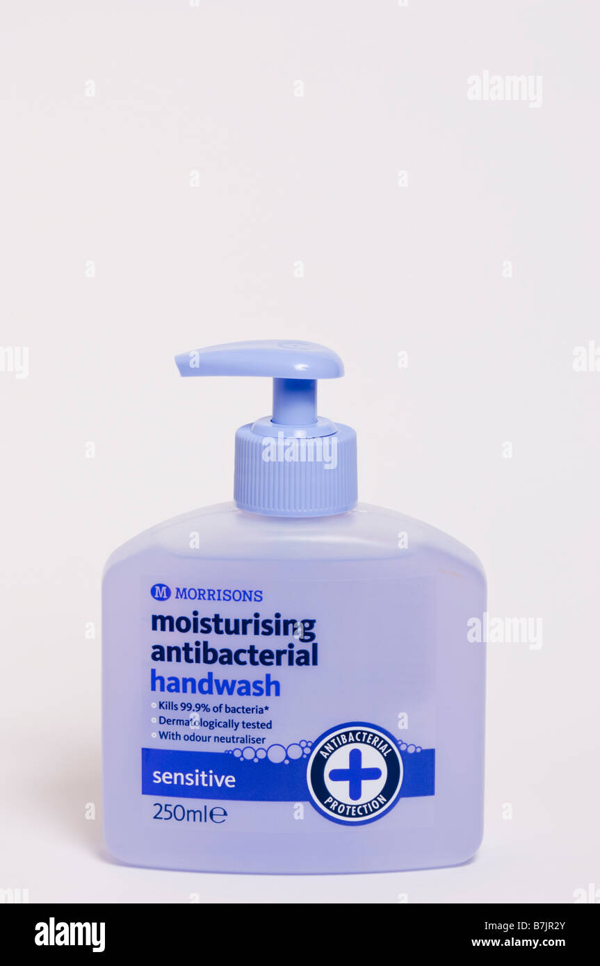 Una vasca di Morrisons idratante Sapone lavamani antibatterico sapone per lavarsi le mani shot su sfondo bianco Foto Stock