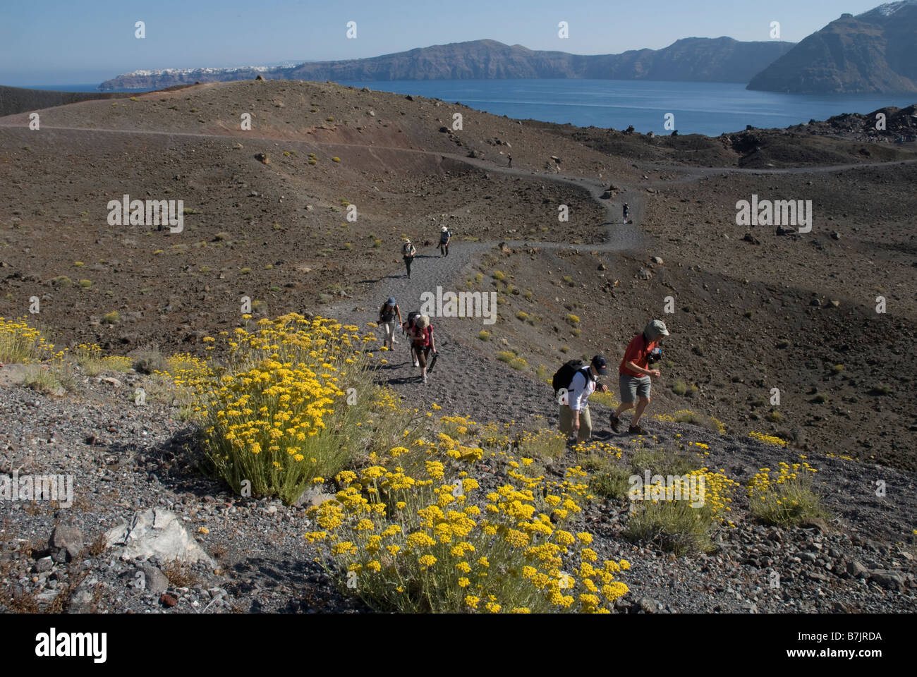Grecia SANTORINI, Nea Kameni. I turisti del trekking su Nea Kameni, una piccola disabitata isola vulcanica nella baia di Santorini Foto Stock