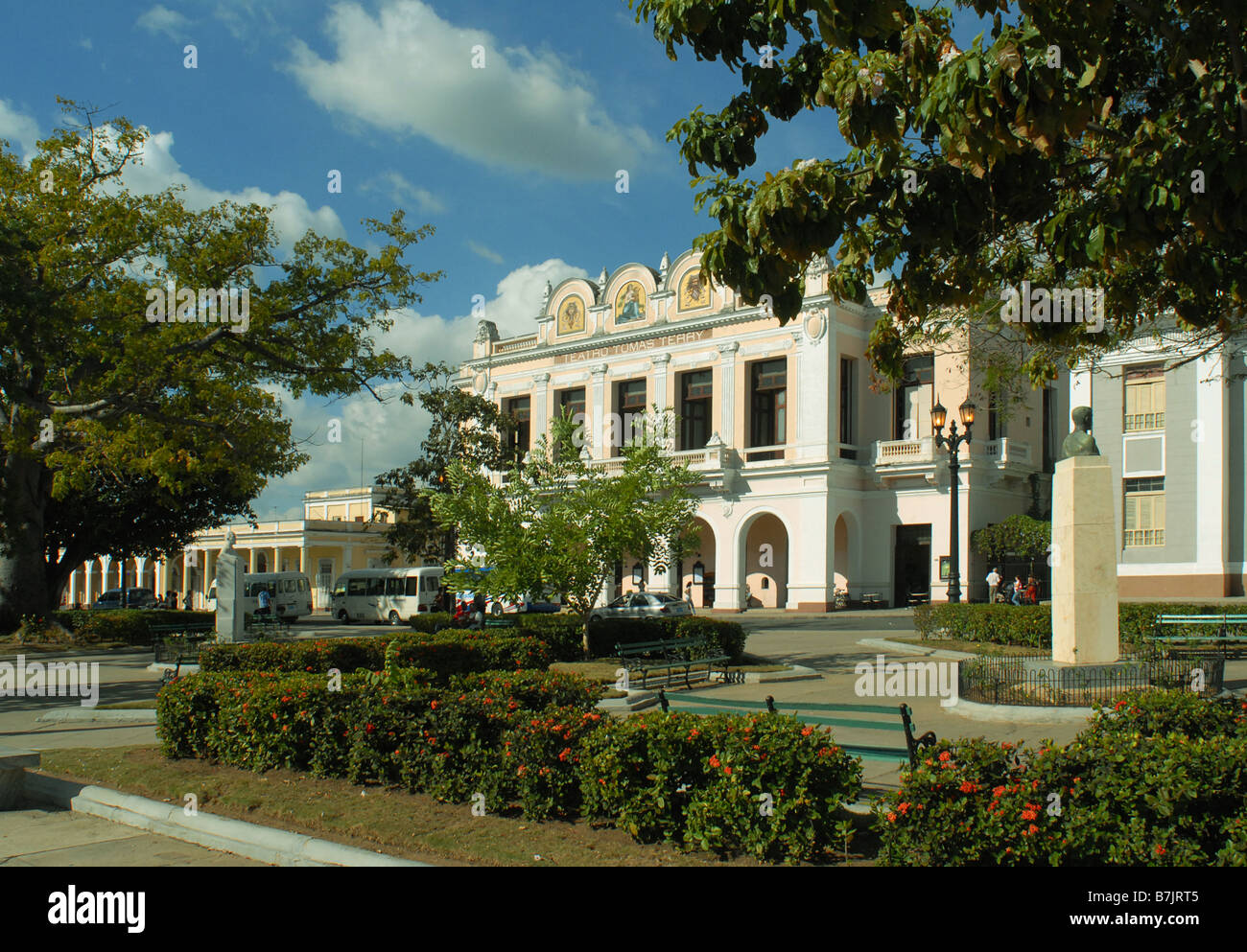Vista attraverso il Jose Marti park a Cienfuegos verso il Tomas Terry Theater Foto Stock