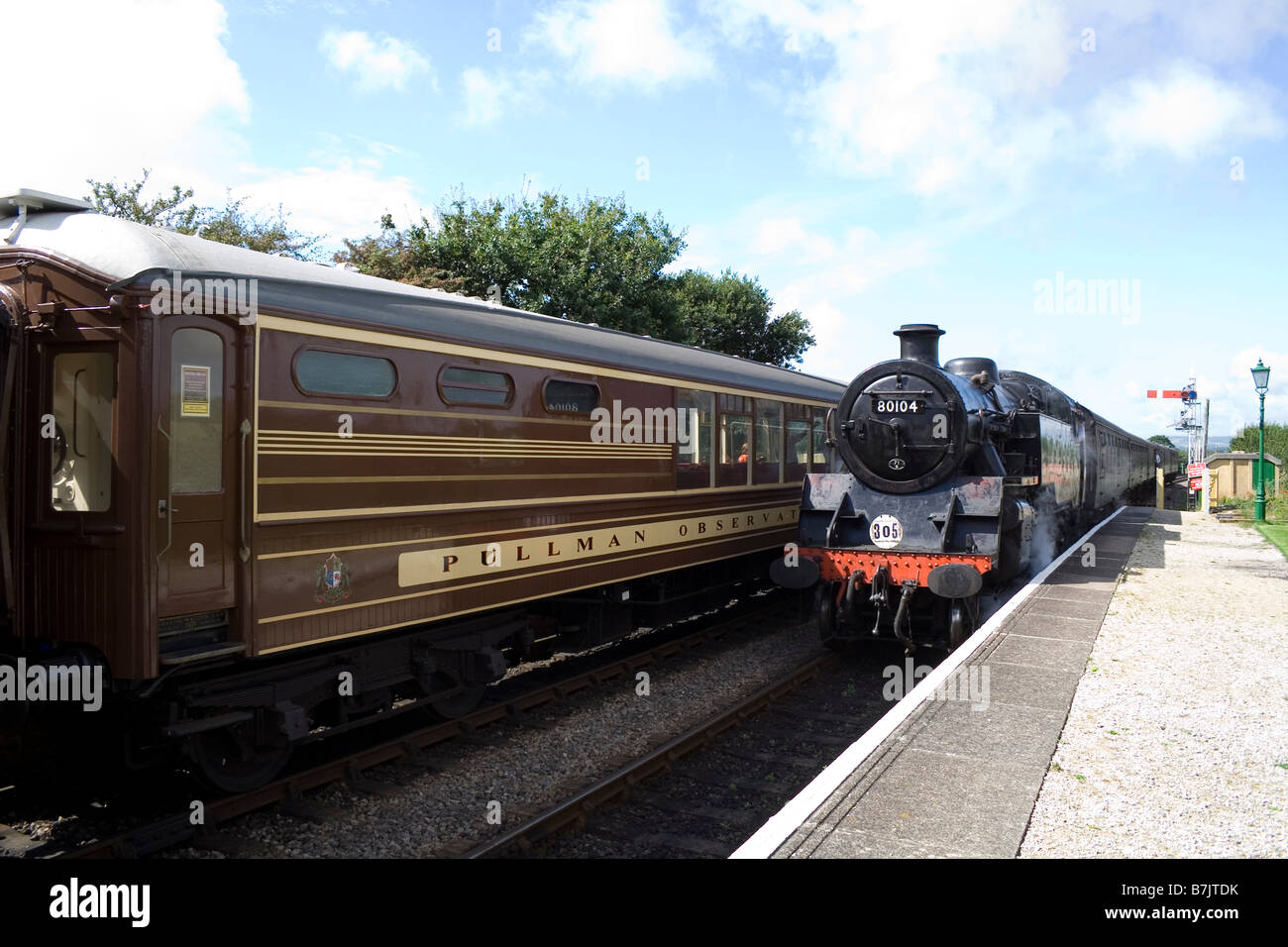 Due treni a vapore tirare in Harmans Cross Station sulla ferrovia a Swanage nel Dorset Foto Stock