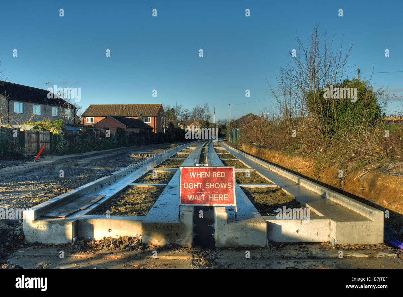 Il Cambridgeshire guidato Blindosbarra in costruzione con terriccio che è stata prevista tra le vie Foto Stock